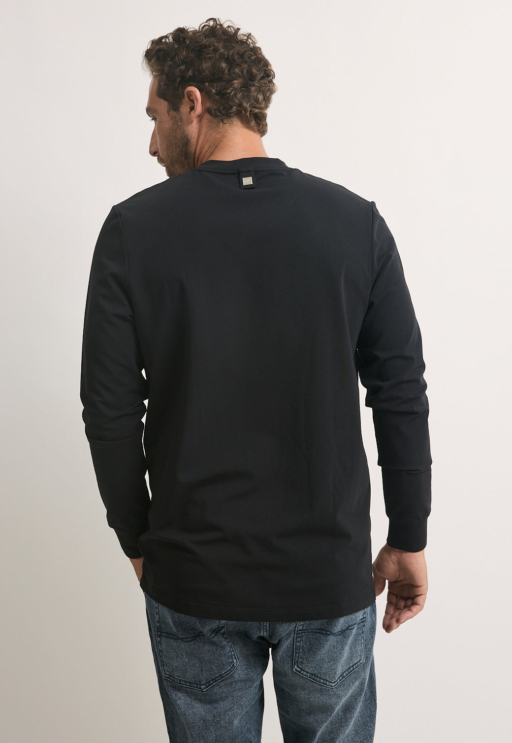 טי-שירט ארוכה לגברים בצבע שחור עם לוגו