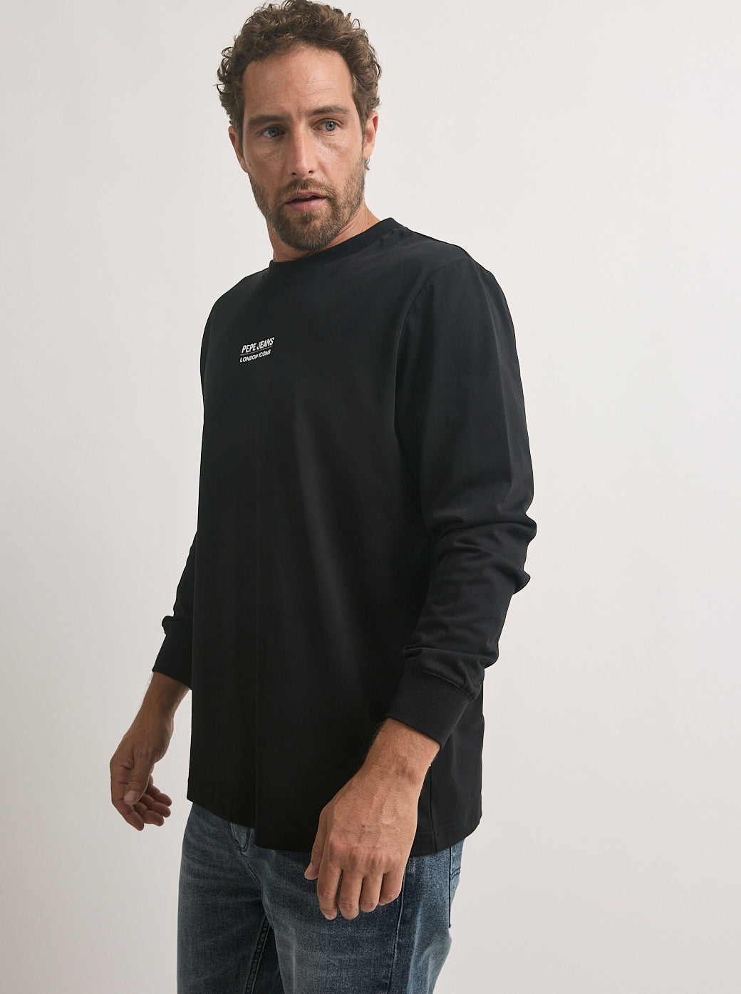 חולצה ארוכה לגברים בצבע שחור עם לוגו