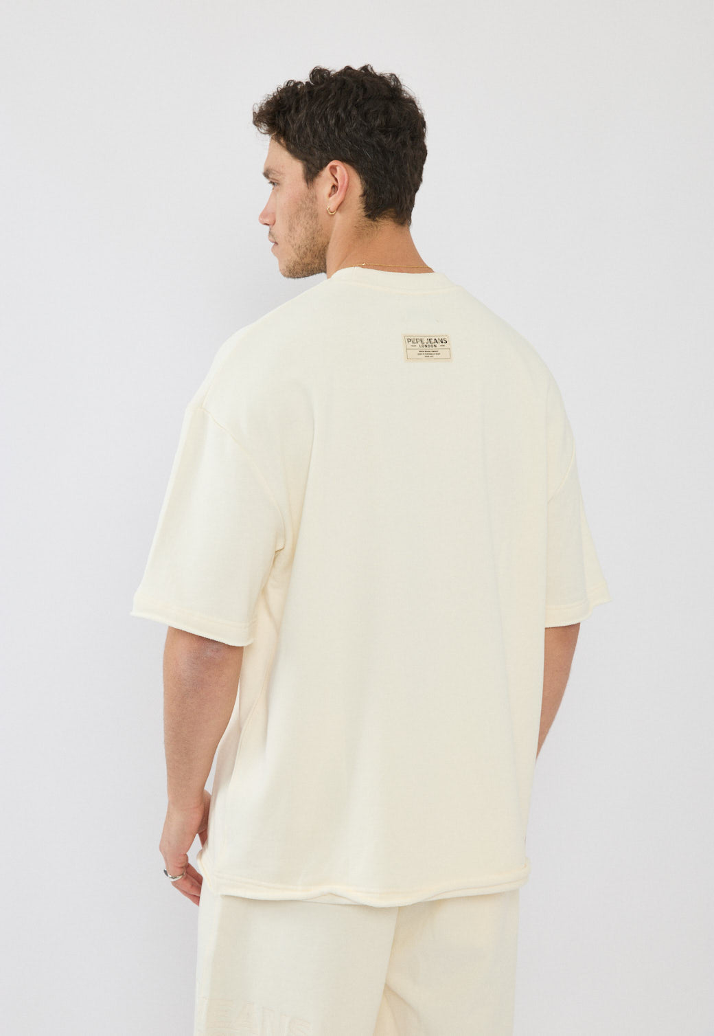 טי-שירט אוברסייז לגברים בצבע שמנת עם לוגו