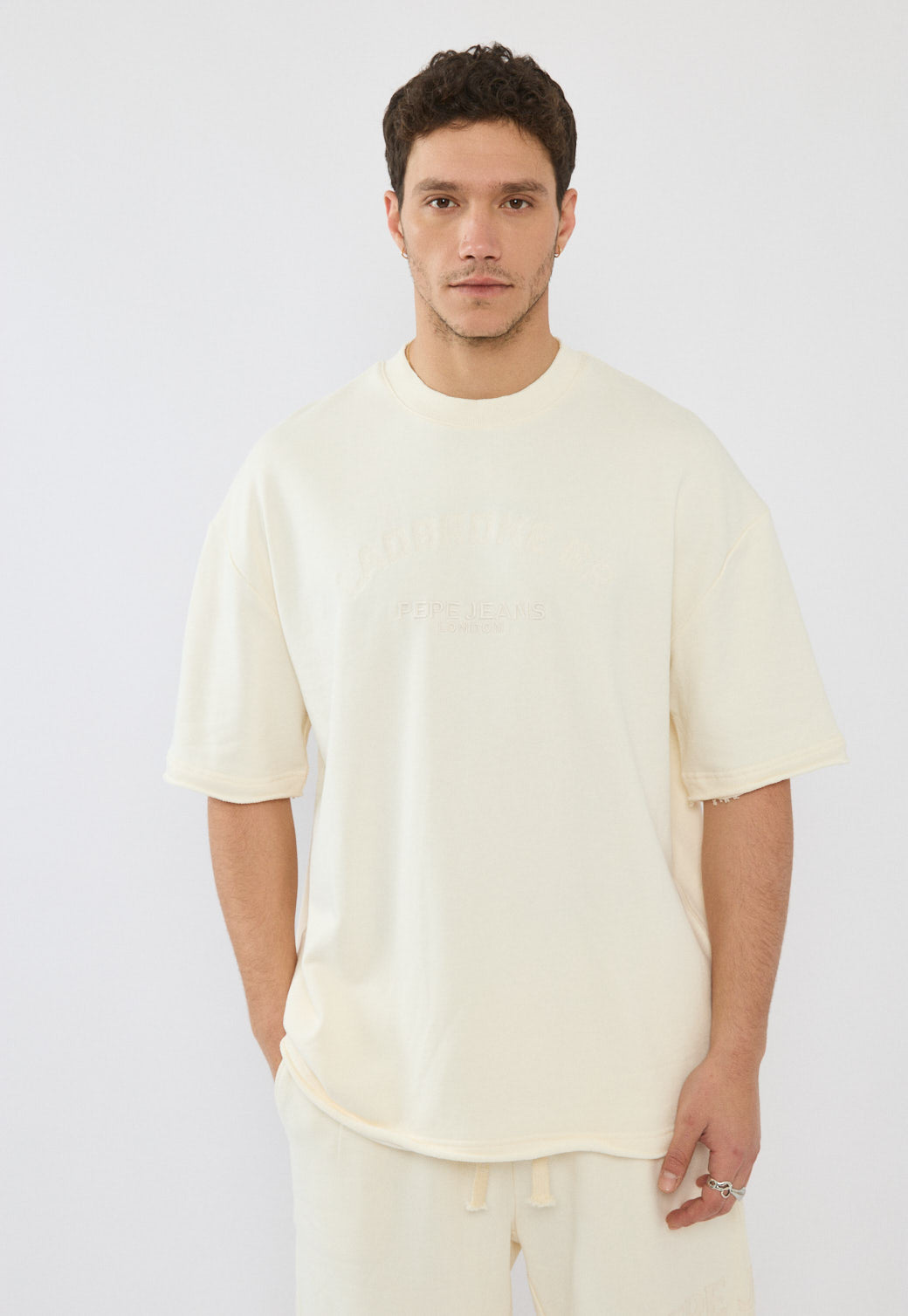 טי-שירט אוברסייז לגברים בצבע שמנת עם לוגו קדמי