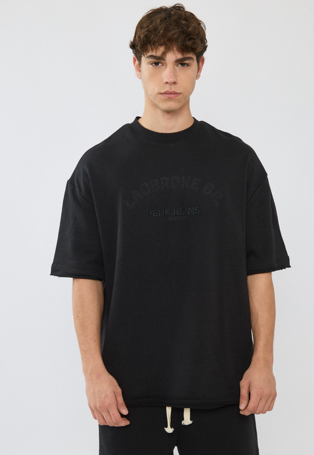 טי-שירט אוברסייז לגברים בצבע שחור עם לוגו