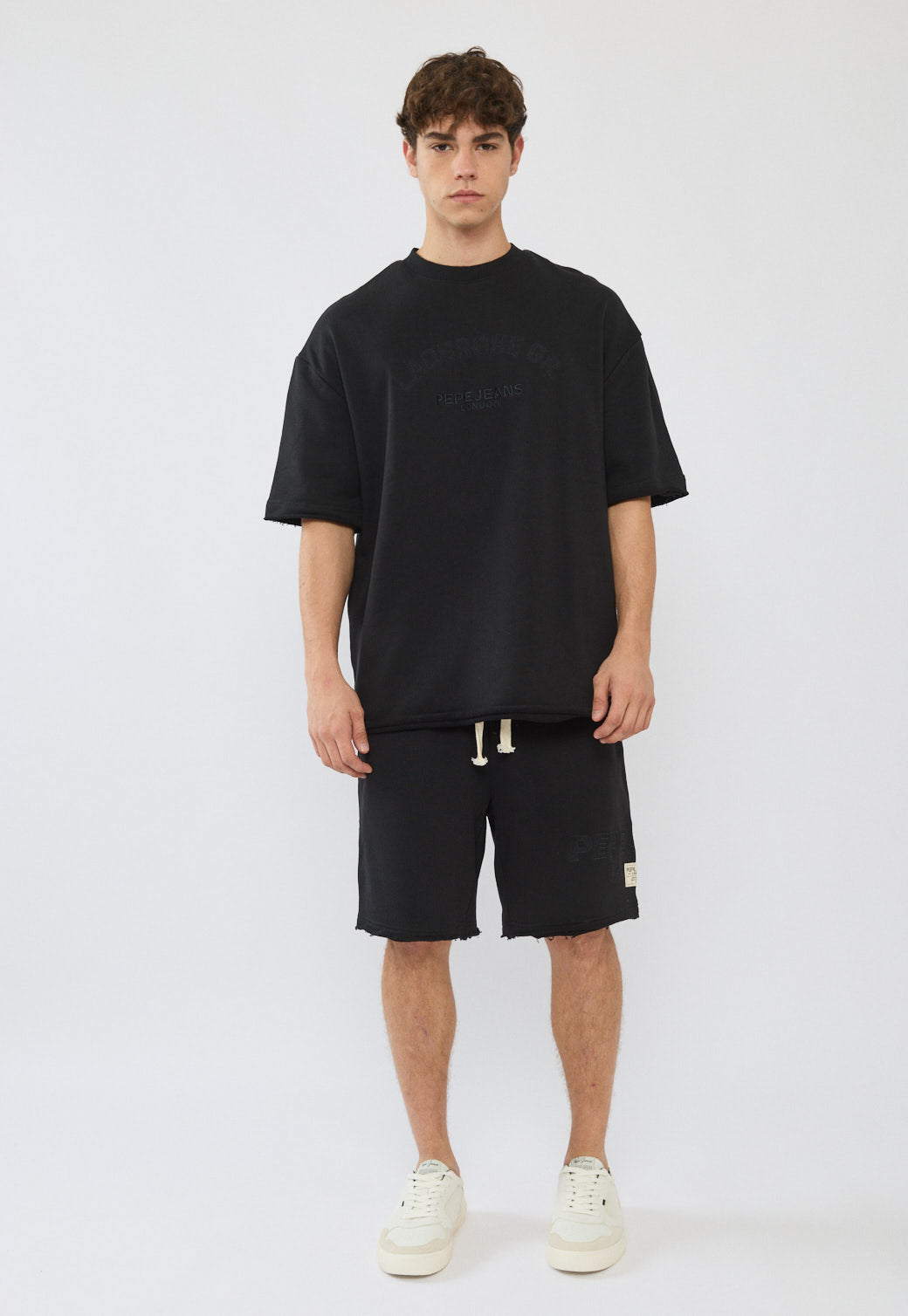 טי-שירט אוברסייז לגברים בצבע שחור עם לוגו