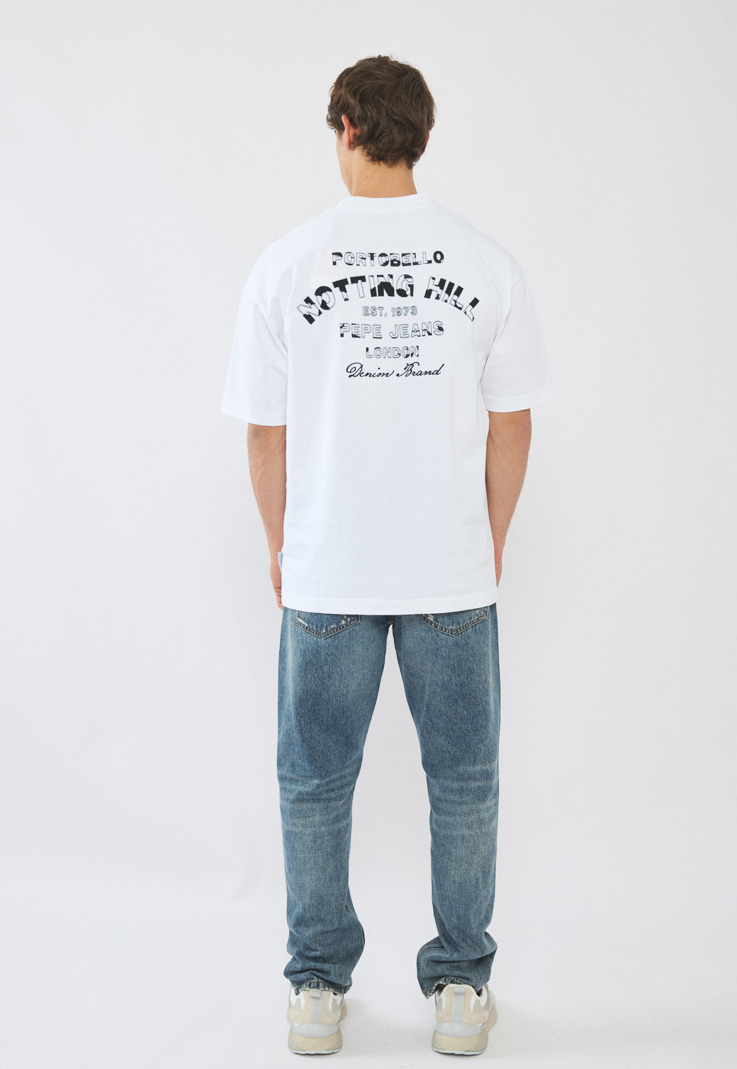 טי-שירט אוברסייז לגברים בצבע לבן עם לוגו