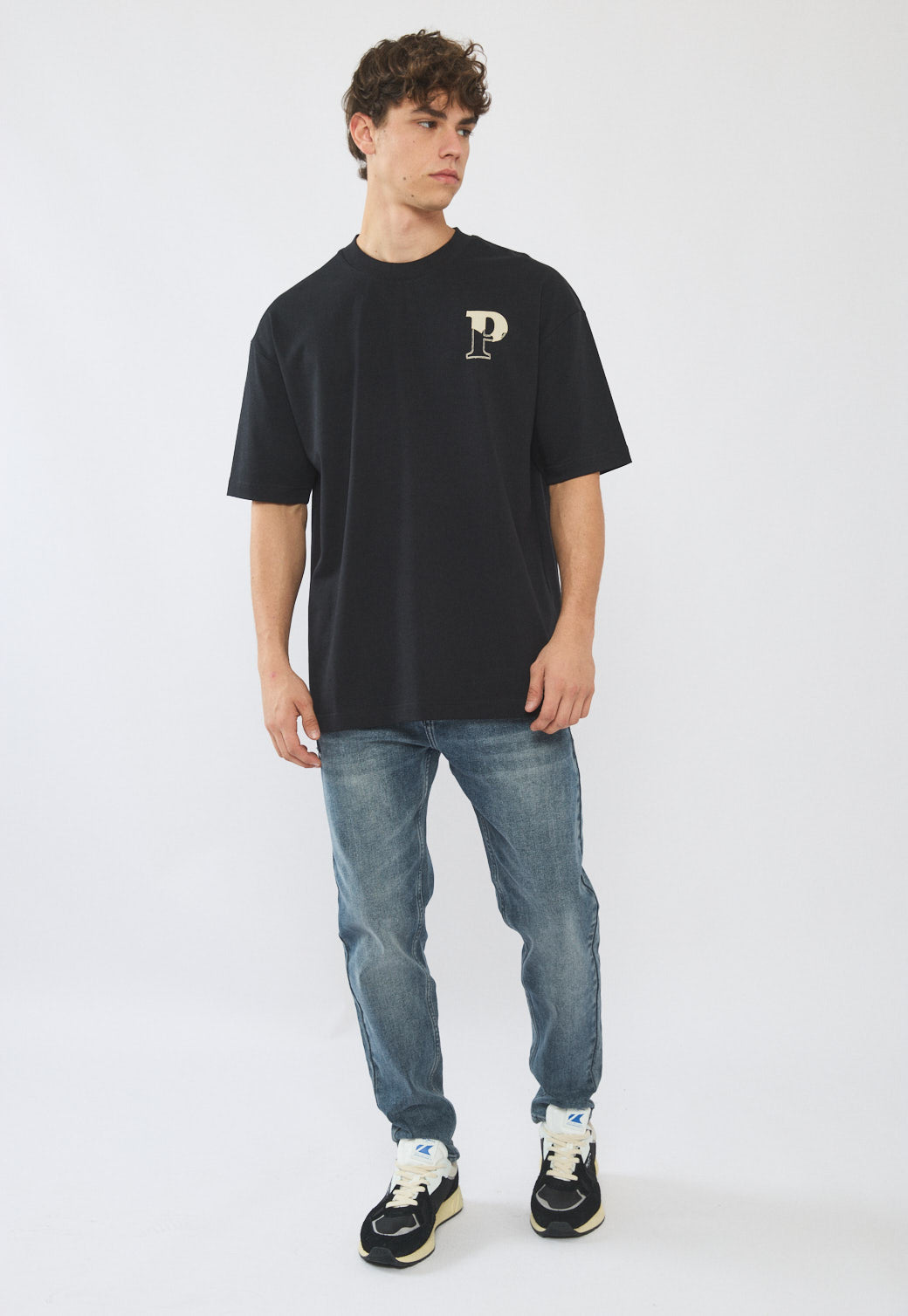 טי-שירט אוברסייז לגברים בצבע שחור עם לוגו