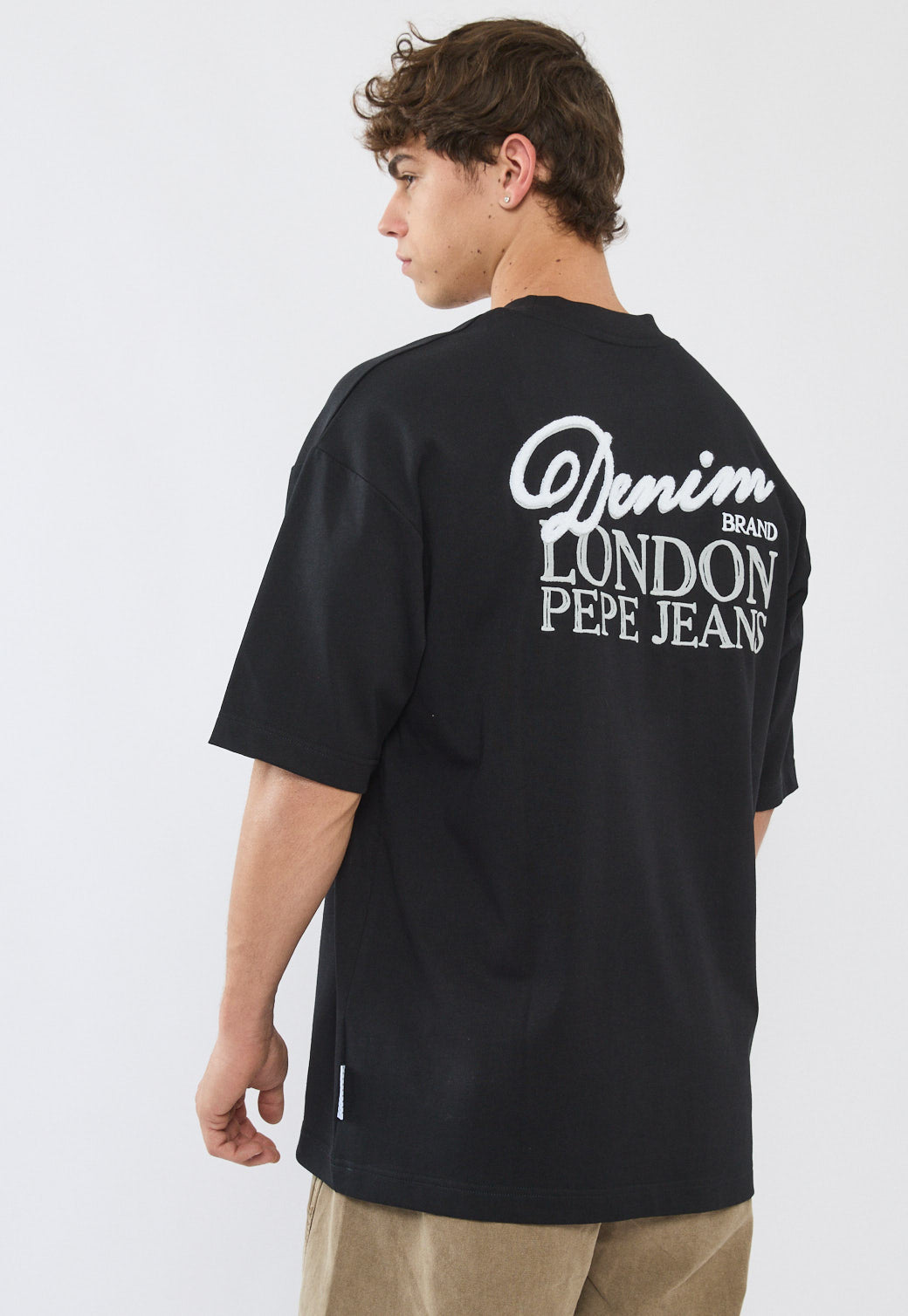 טי-שירט אוברסייז לגברים בצבע שחור עם הדפס