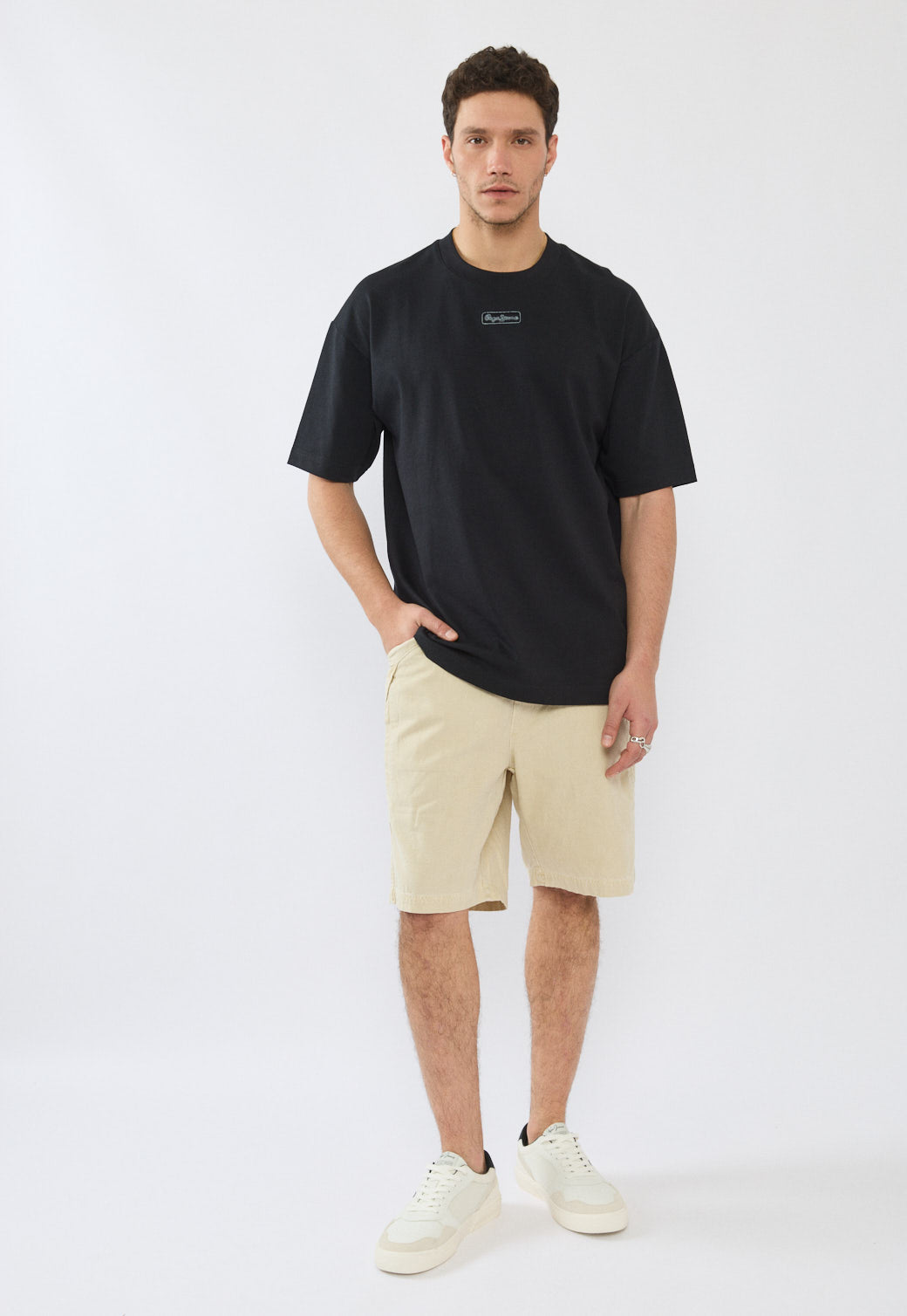 טי-שירט אוברסייז לגברים בצבע שחור עם לוגו