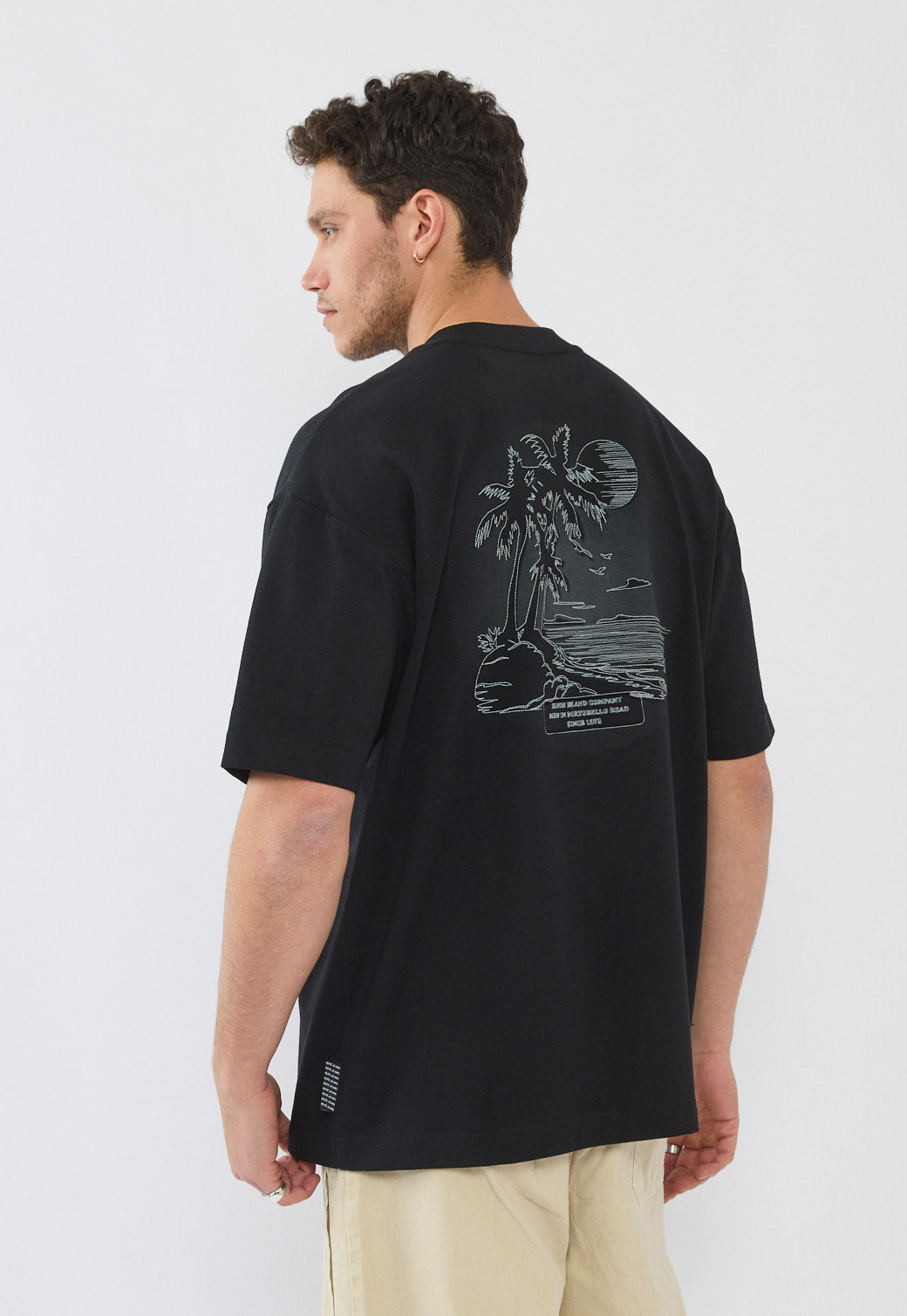 טי-שירט אוברסייז לגברים בצבע שחור עם לוגו