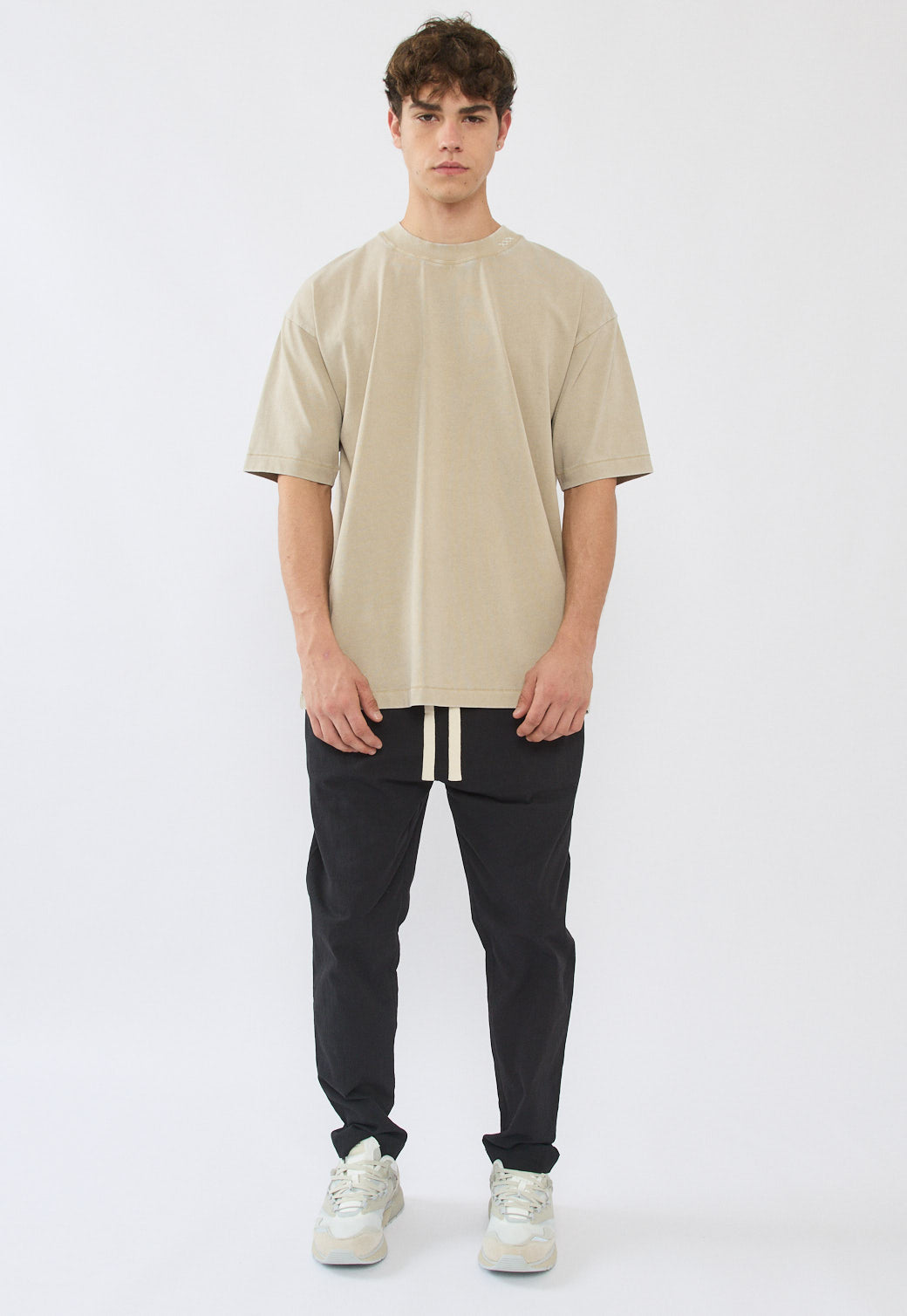 טי-שירט אוברסייז לגברים בצבע בז׳ עם לוגו