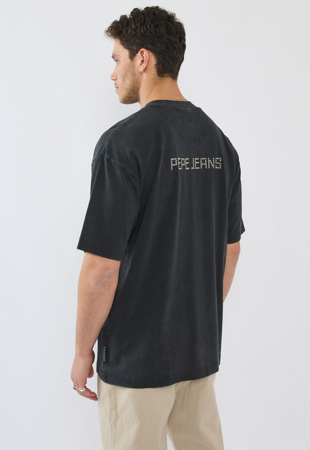 טי-שירט אוברסייז לגברים בצבע שחור עם הדפס גב עדין