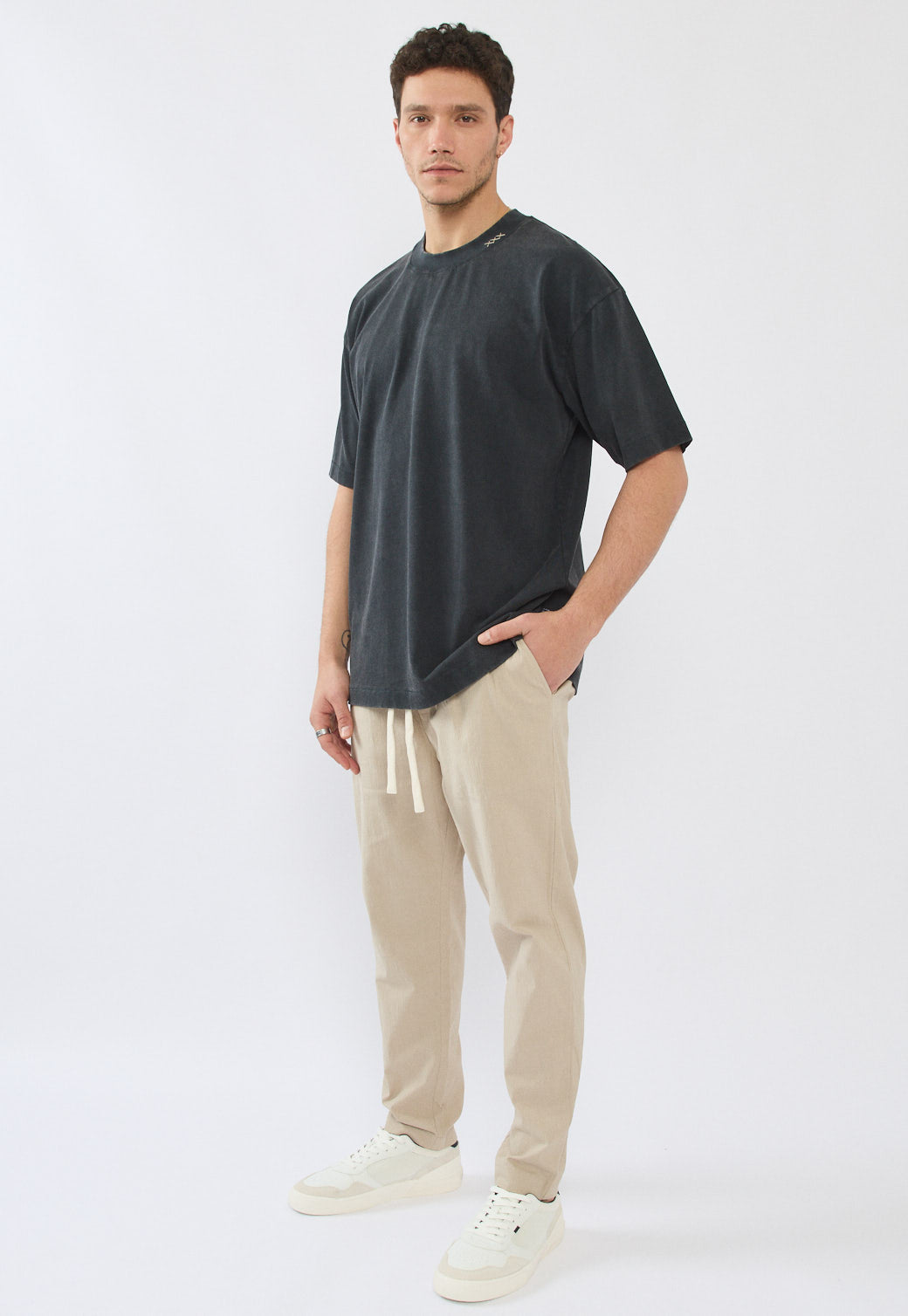 טי-שירט אוברסייז לגברים בצבע שחור עם הדפס גב עדין