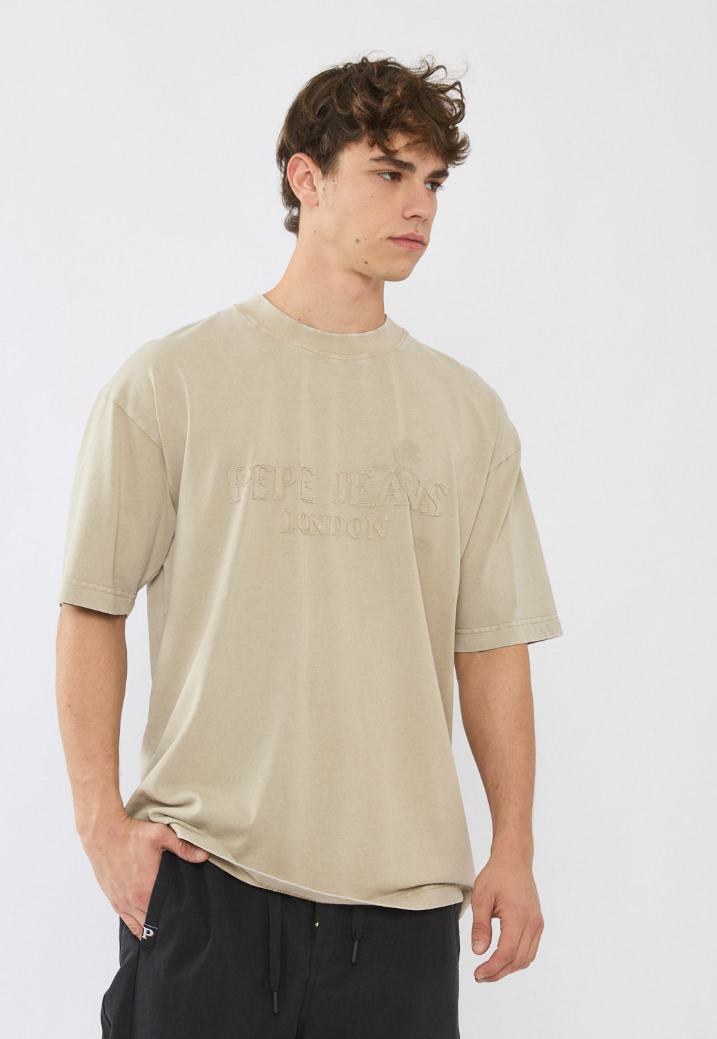 טי-שירט אוברסייז לגברים בצבע בז' עם לוגו