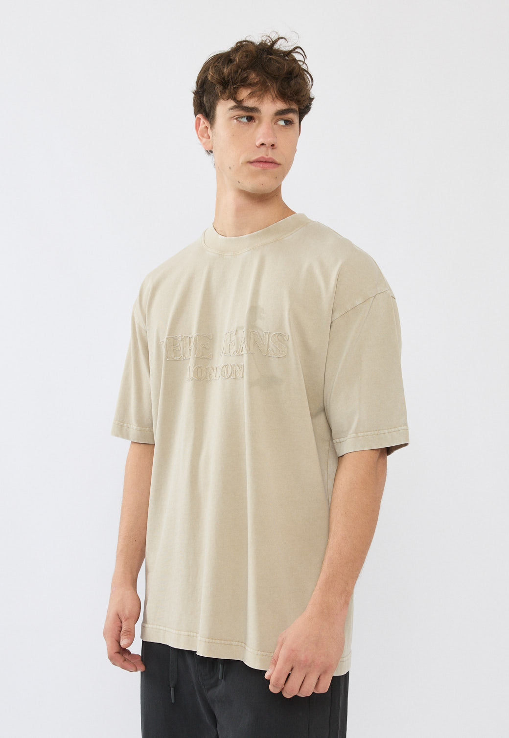 טי-שירט אוברסייז לגברים בצבע בז' עם לוגו