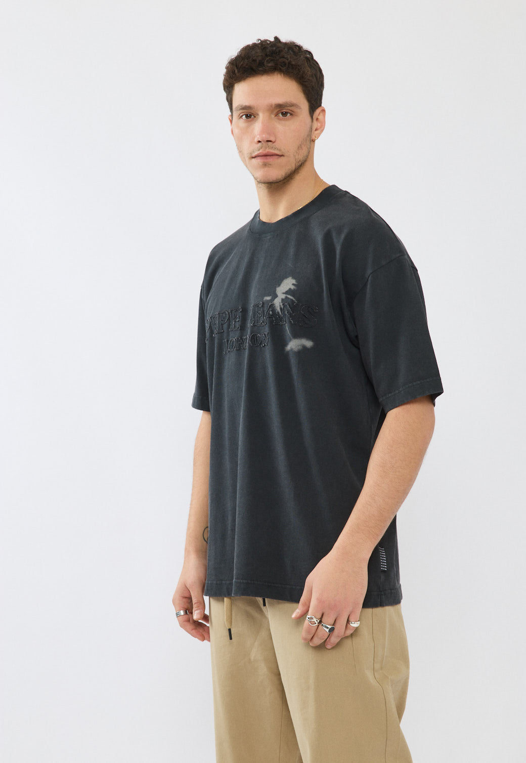 טי-שירט אוברסייז לגברים בצבע שחור עם לוגו