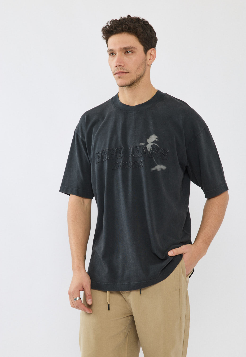 טי-שירט אוברסייז לגברים בצבע שחור עם לוגו ואפקט שטוף