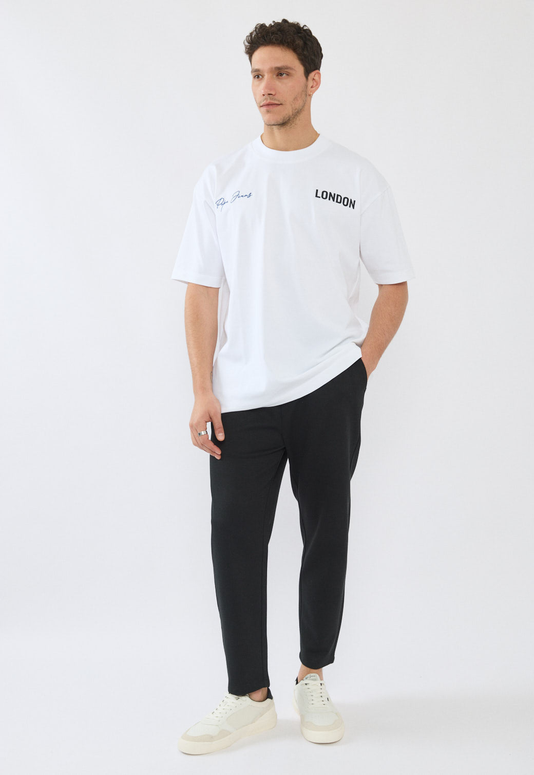 טי-שירט אוברסייז לגברים בצבע לבן עם הדפס בגב