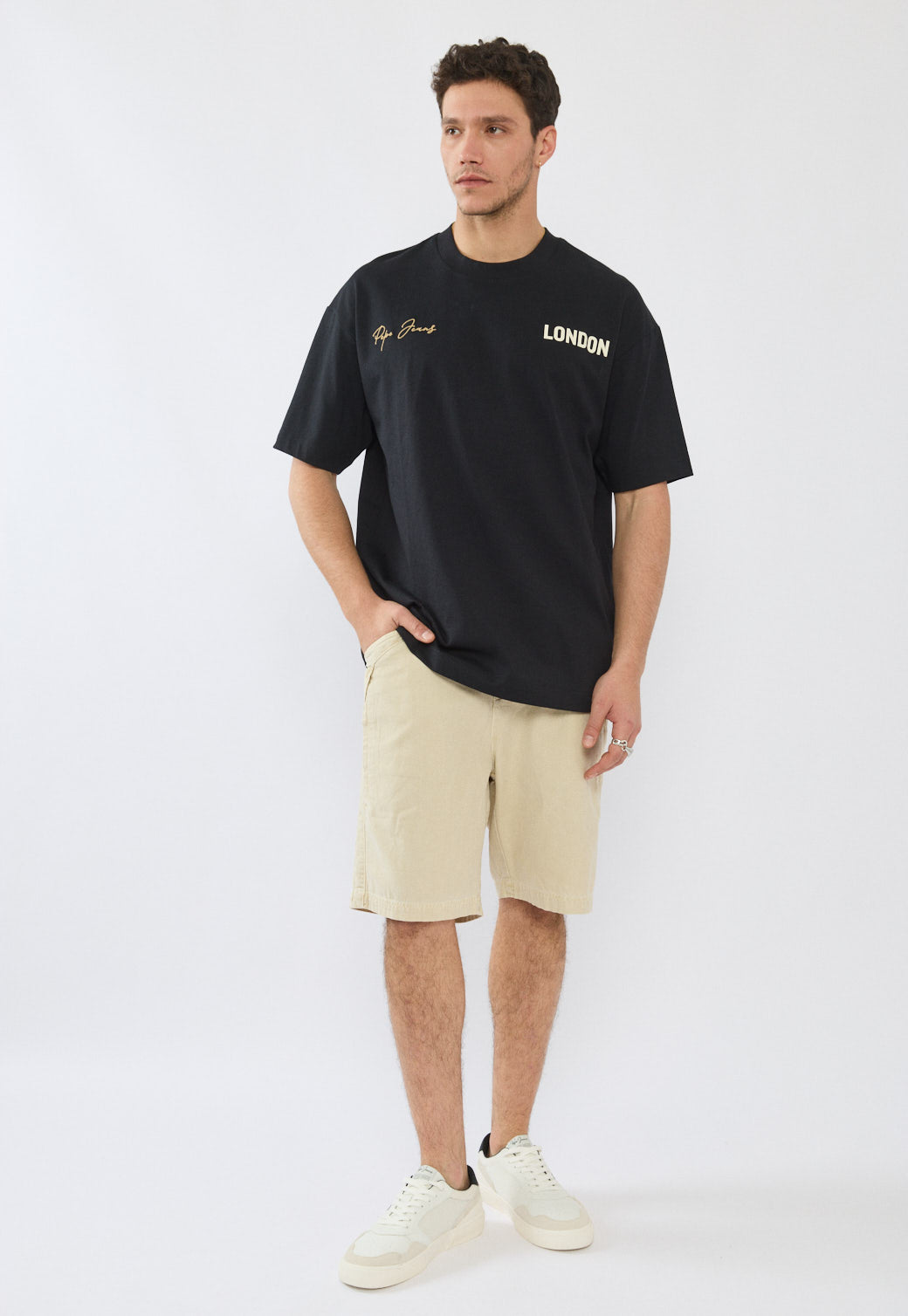 טי-שירט אוברסייז לגברים בצבע שחור עם הדפס בגב