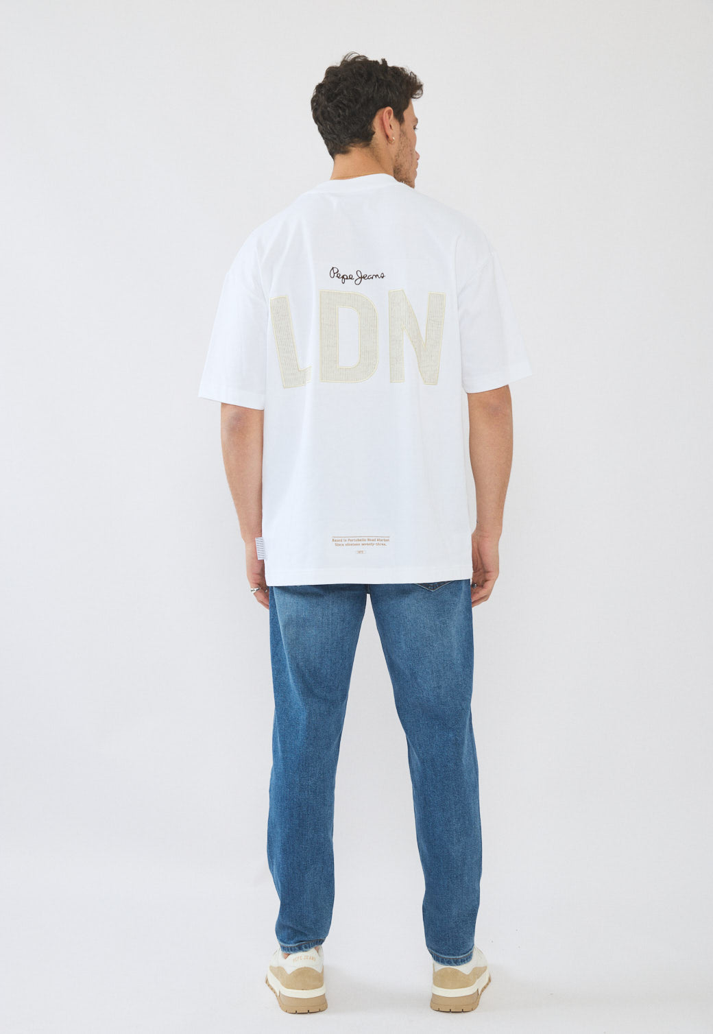 טי-שירט אוברסייז לגברים בצבע לבן עם לוגו