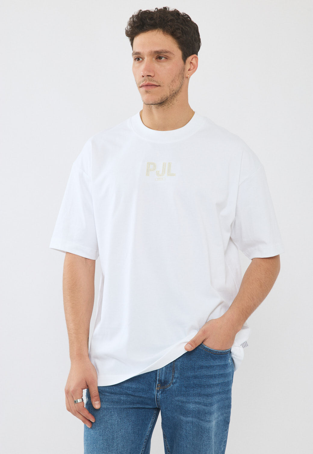טי-שירט אוברסייז לגברים בצבע לבן עם לוגו