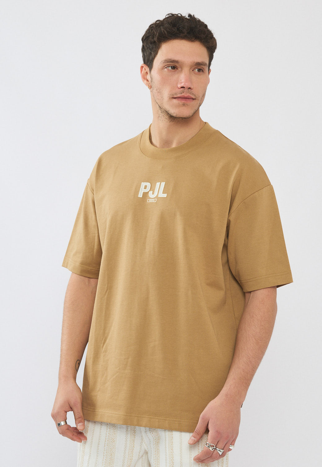 טי-שירט אוברסייז לגברים בצבע חום עם לוגו