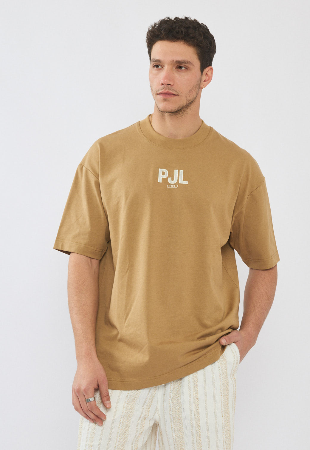 טי-שירט אוברסייז לגברים בצבע חום עם לוגו