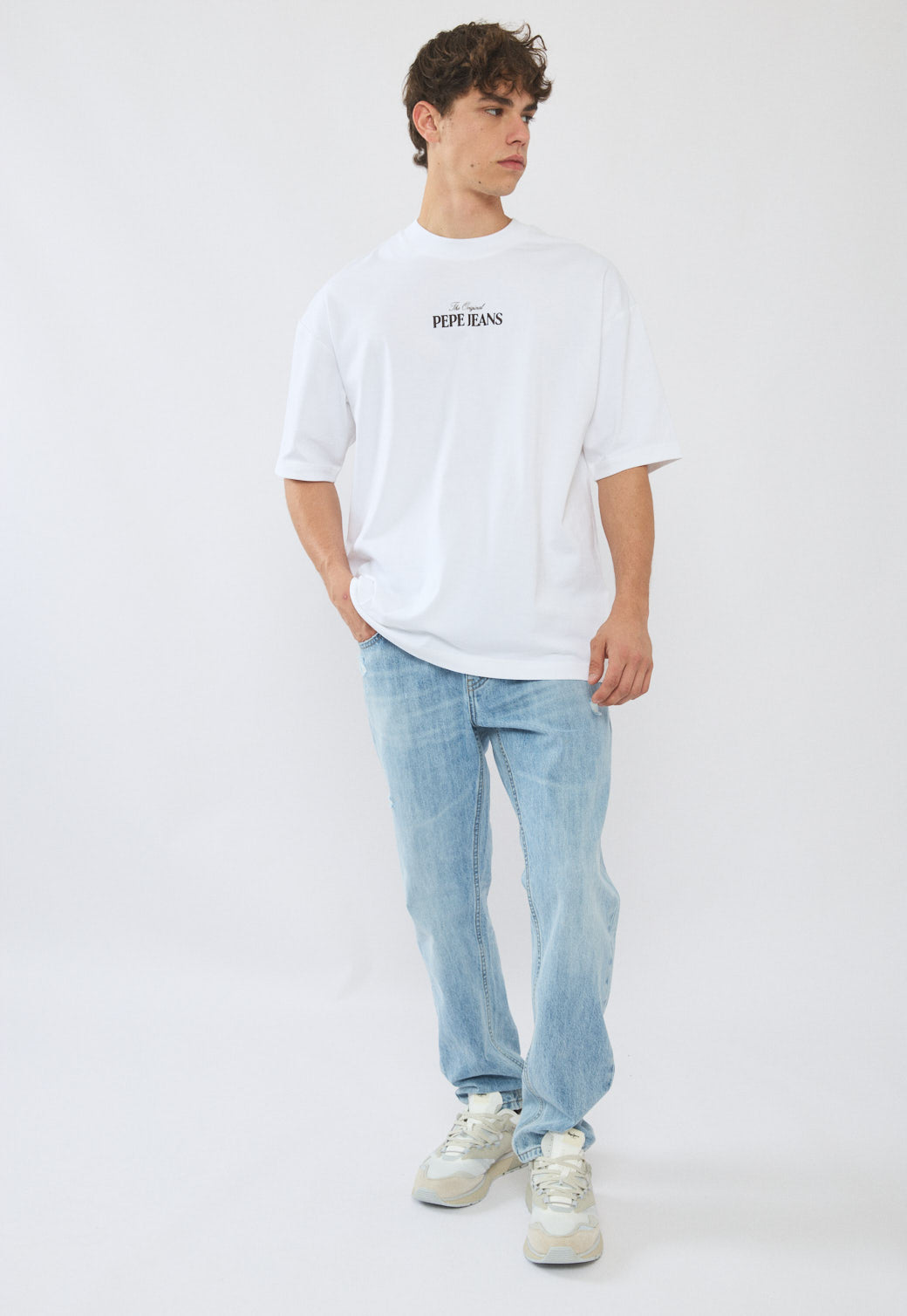 טי-שירט אוברסייז לגברים בצבע לבן עם הדפס גב