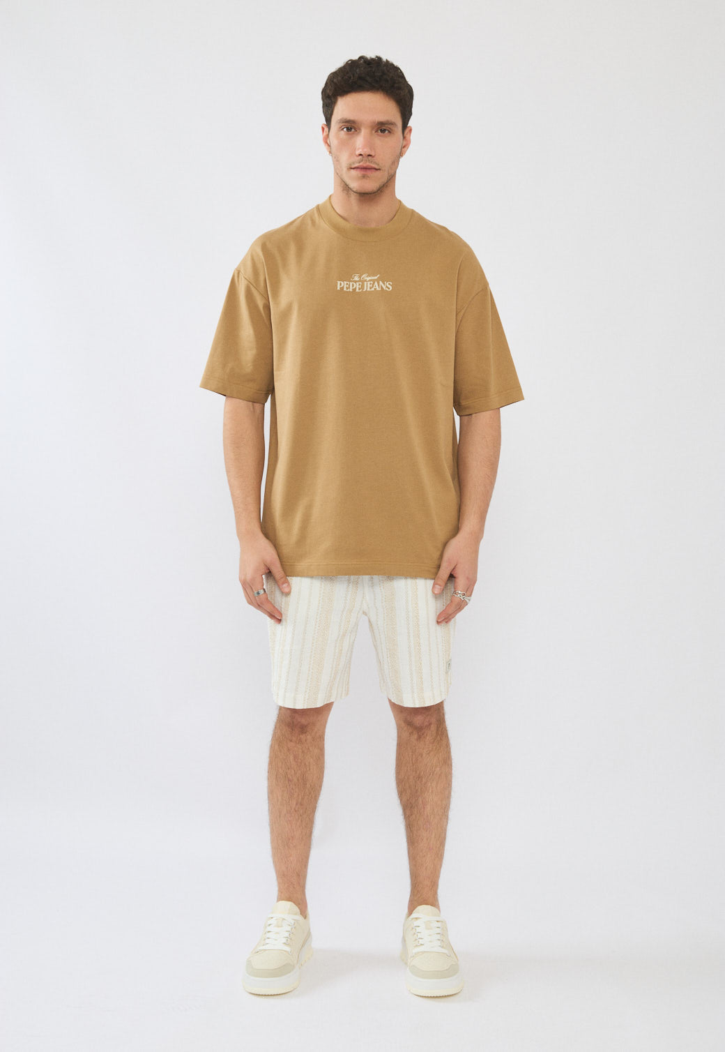 טי-שירט אוברסייז לגברים בצבע חום עם לוגו קדמי