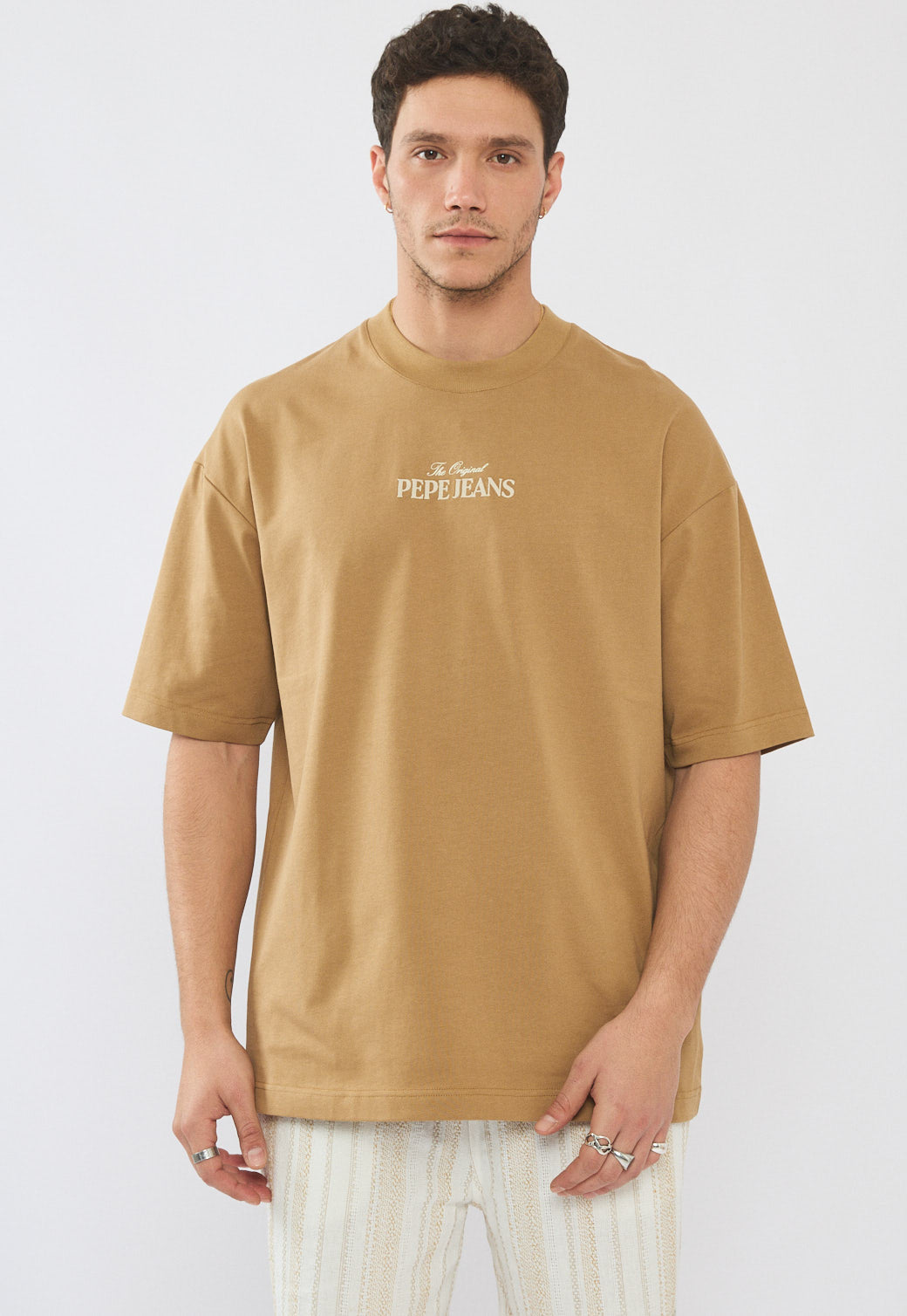 טי-שירט אוברסייז לגברים בצבע חום עם לוגו קדמי