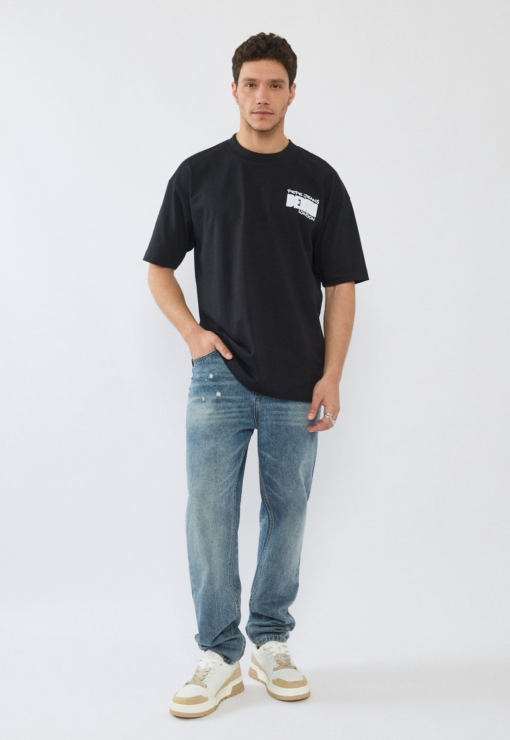 טי-שירט אוברסייז לגברים בצבע שחור