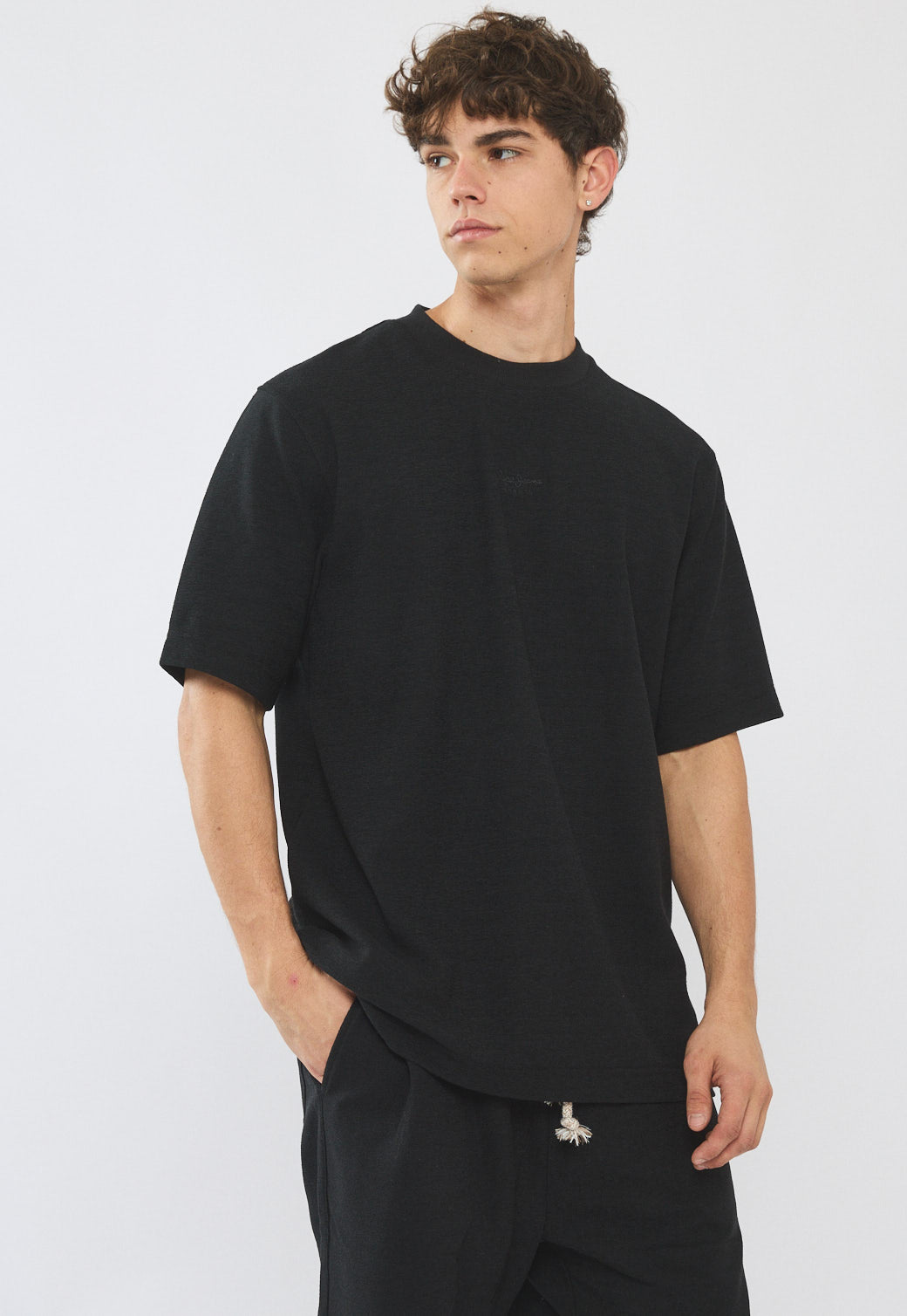 טי-שירט אוברסייז לגברים בצבע שחור