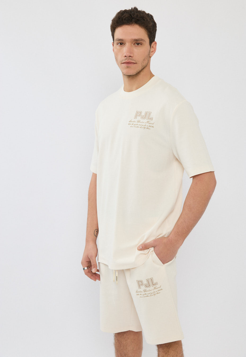 טי-שירט לגברים בצבע שמנת עם הדפס בגב