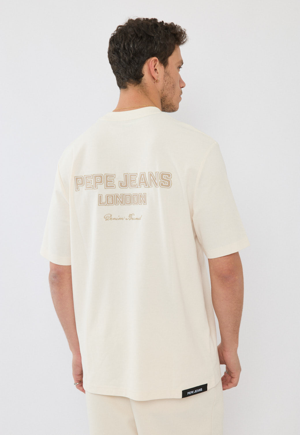 טי-שירט לגברים בצבע שמנת עם הדפס בגב