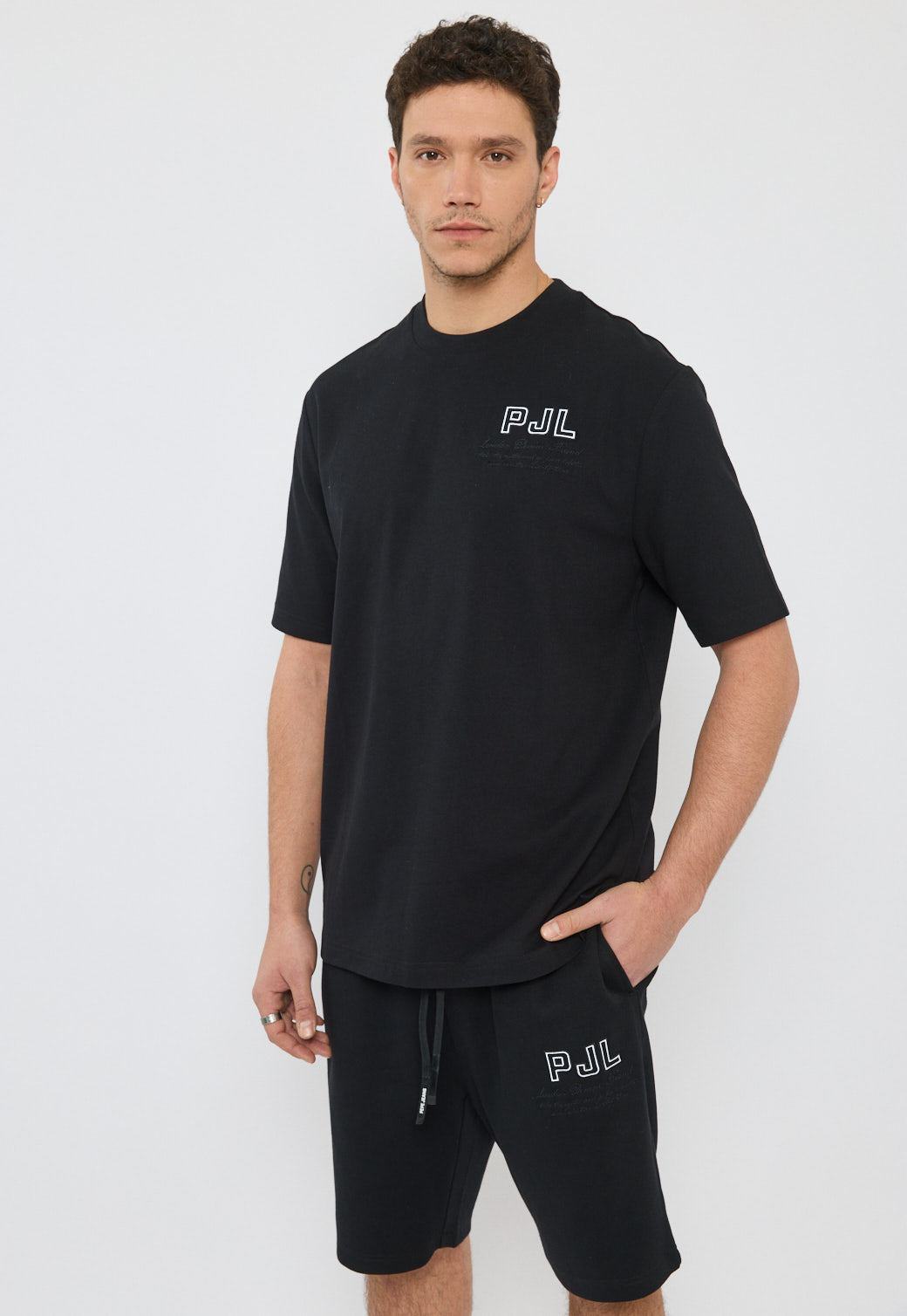 טי-שירט לגברים בצבע שחור עם לוגו