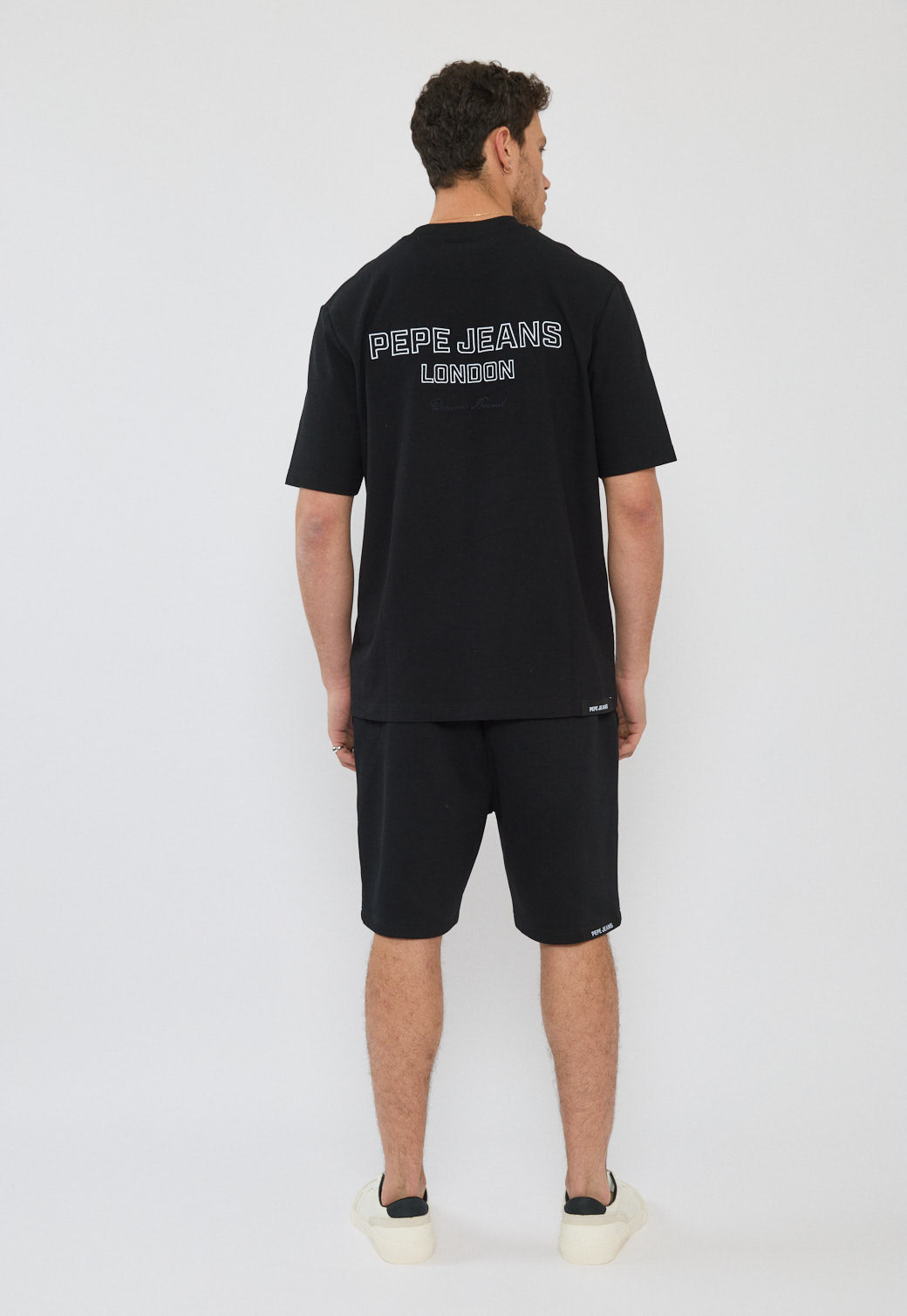 טי-שירט לגברים בצבע שחור עם לוגו