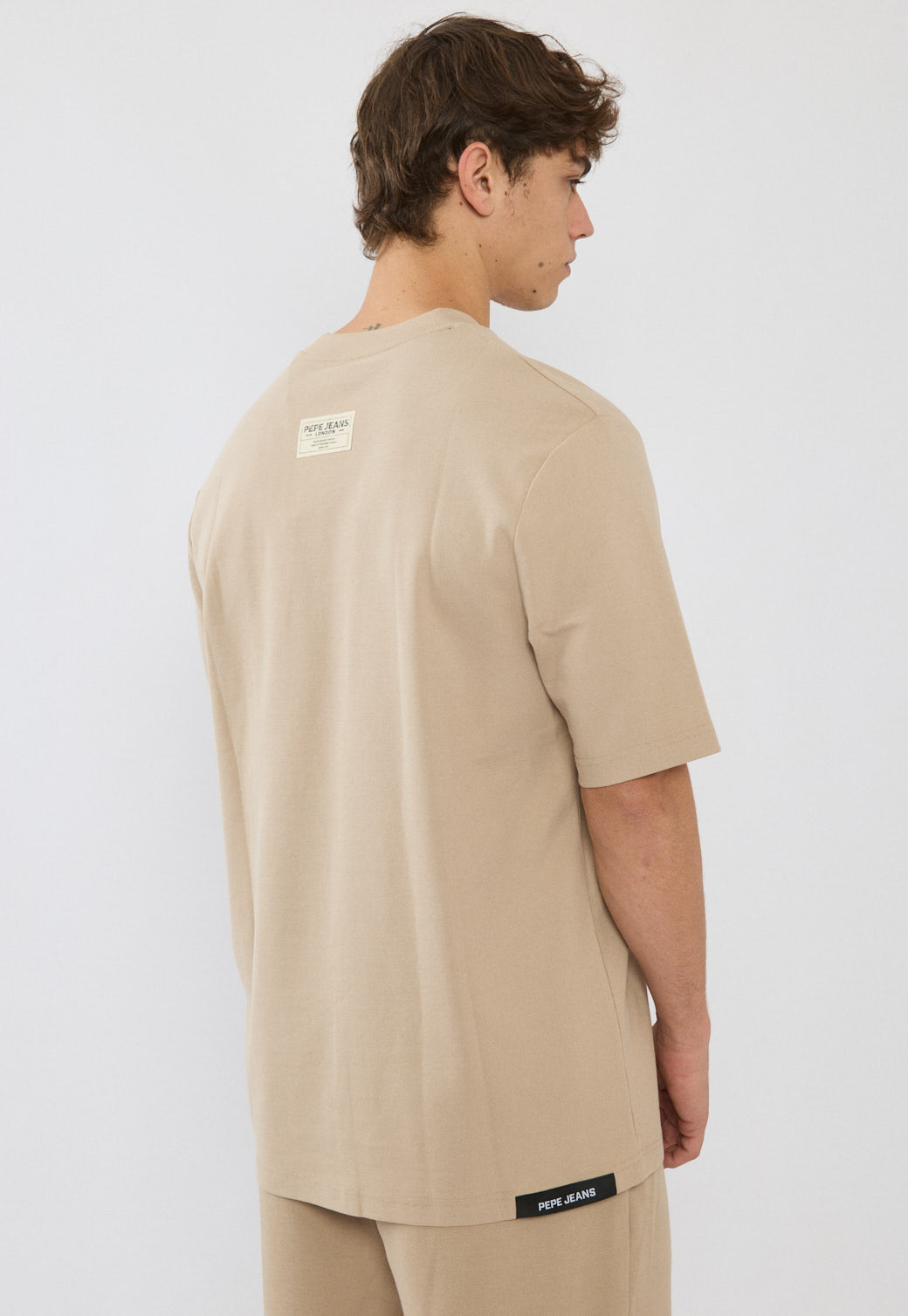 טי-שירט אוברסייז לגברים בצבע בז' עם לוגו