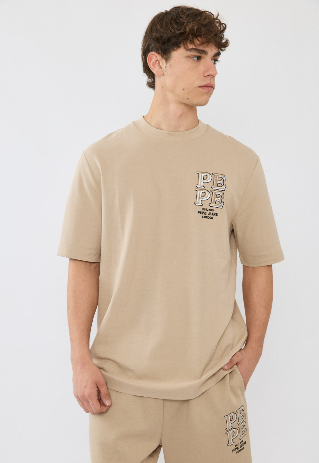 טי-שירט אוברסייז לגברים בצבע בז' עם לוגו