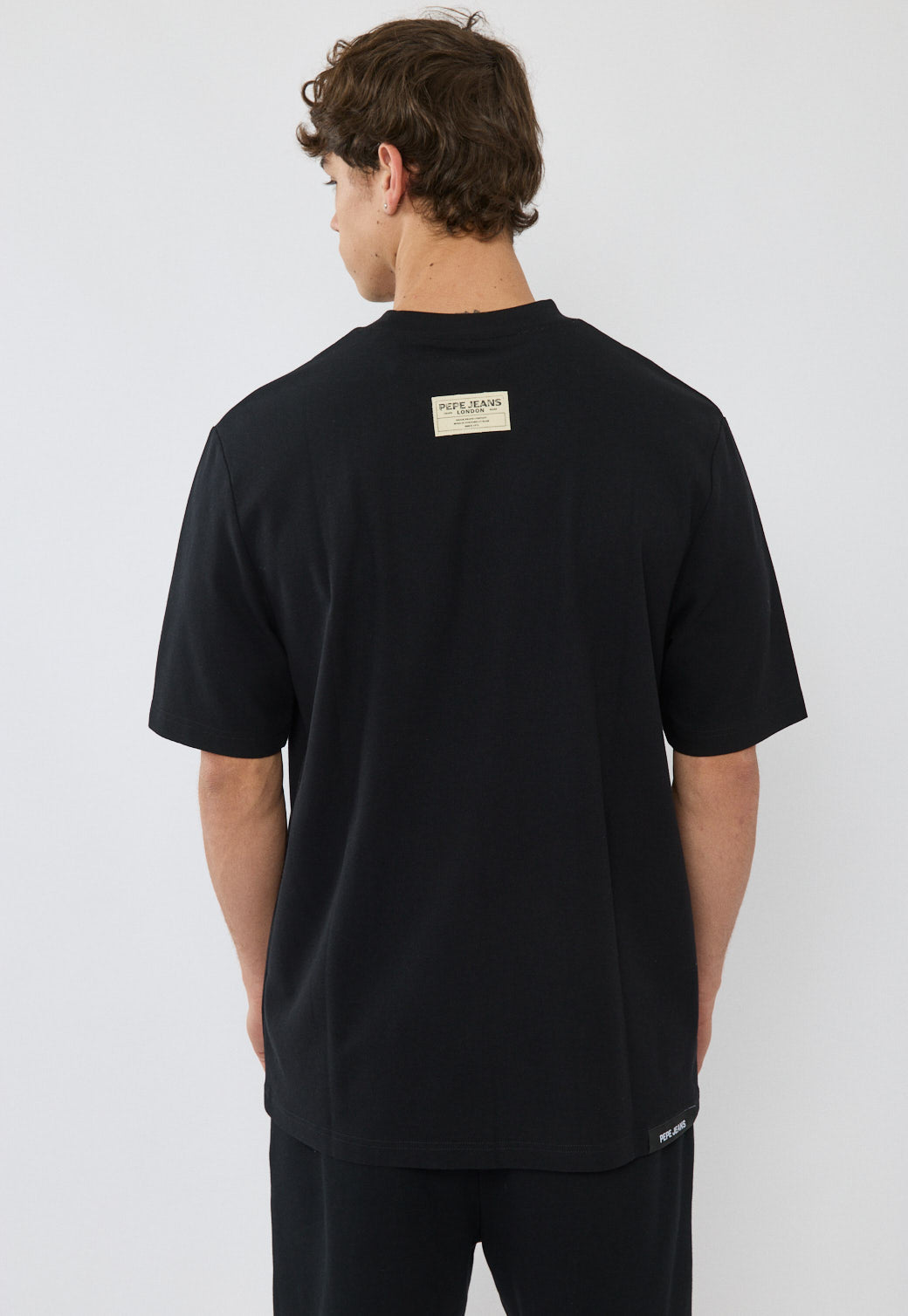 טי-שירט אוברסייז לגברים בצבע שחור עם לוגו