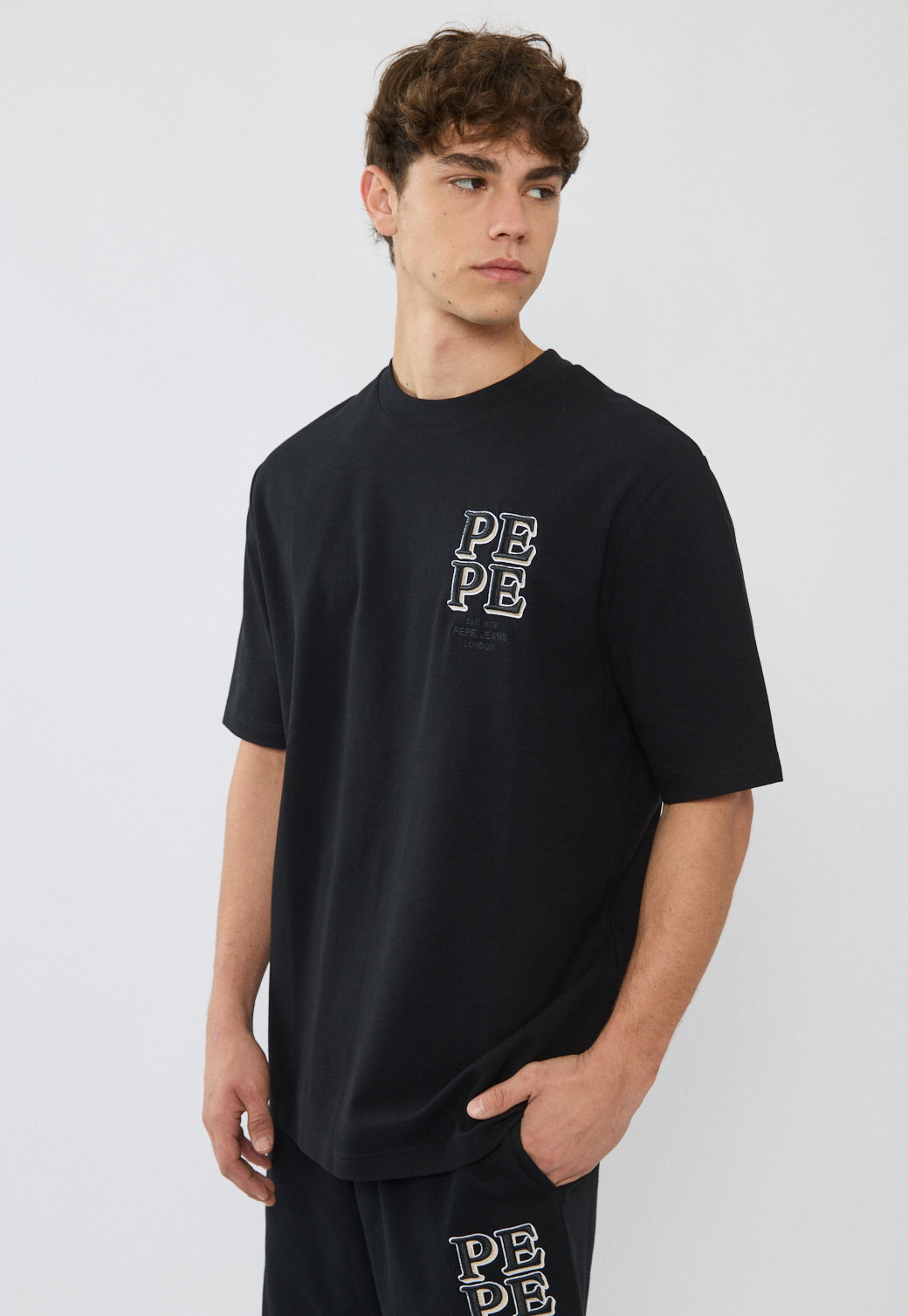 טי-שירט אוברסייז לגברים בצבע שחור עם לוגו