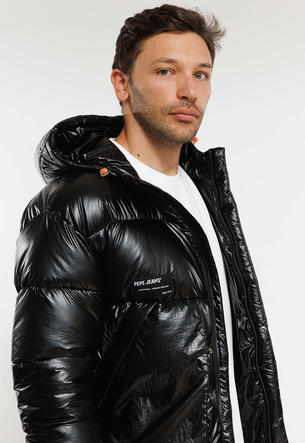 מעיל פוך מבריק עם כובע בצבע שחור