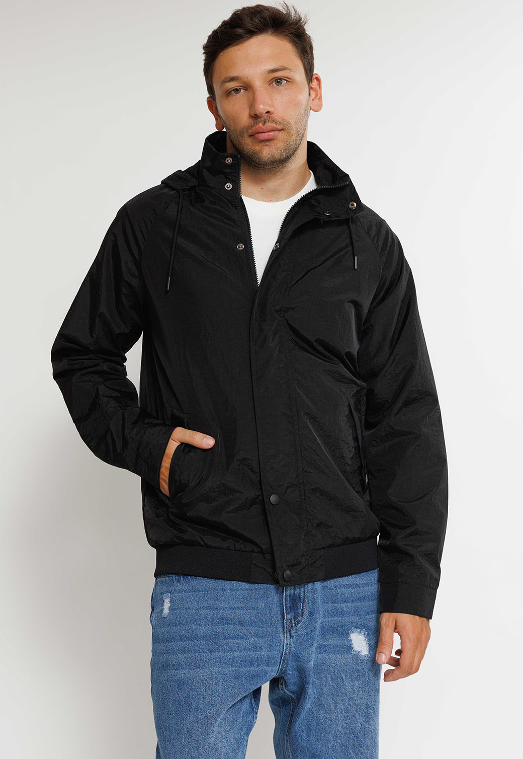 מעיל רוח קל עם קפוצ'ון בצבע שחור