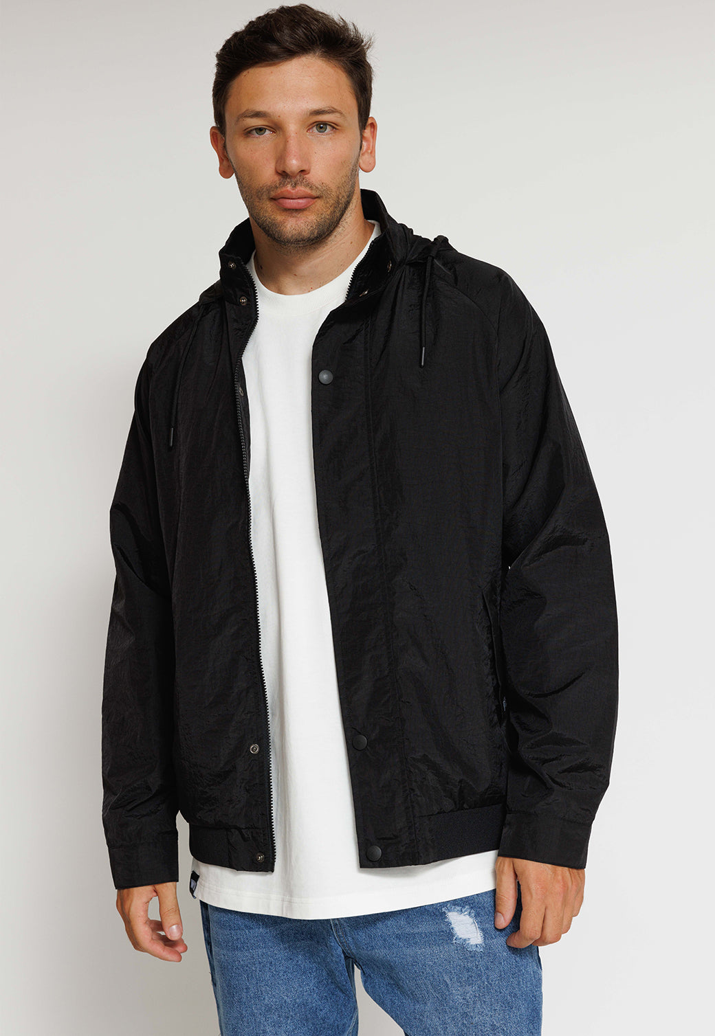 מעיל רוח קל עם קפוצ'ון בצבע שחור