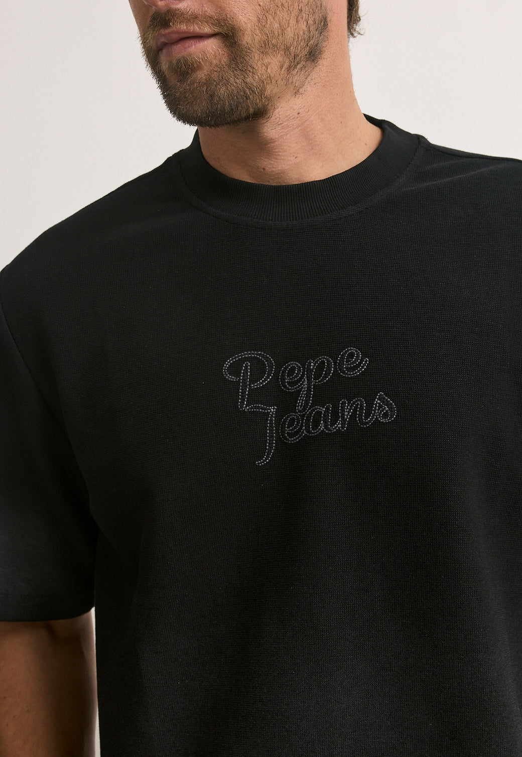 טי-שירט לגברים בצבע שחור עם לוגו Pepe Jeans