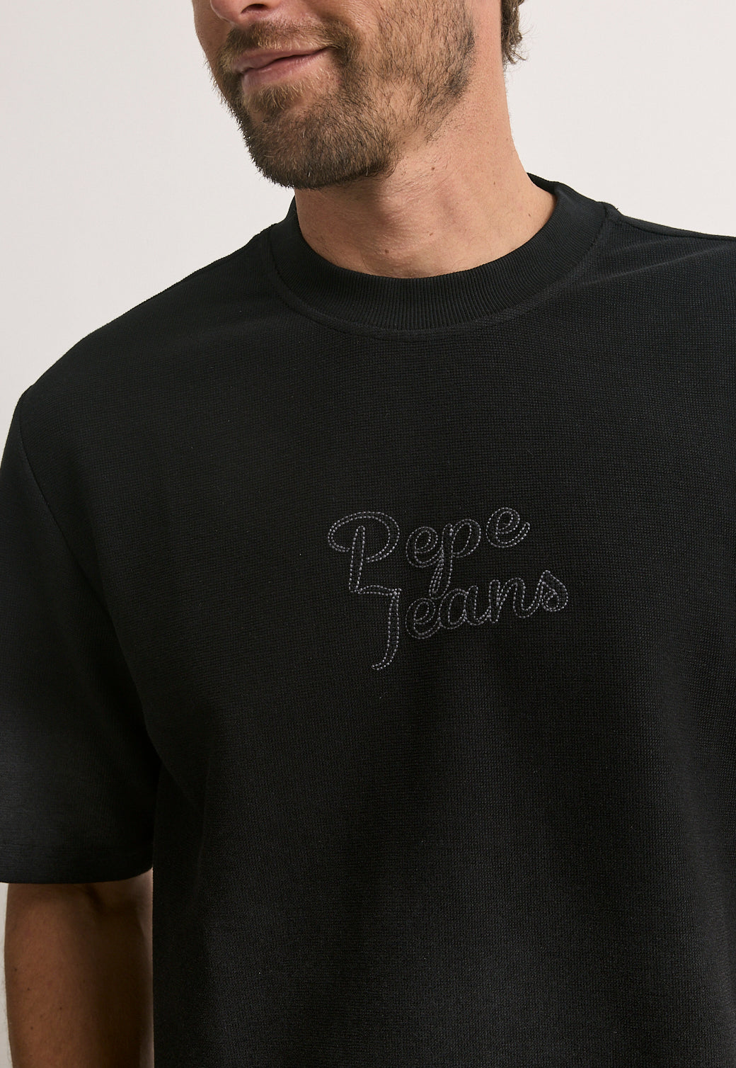 טי-שירט לגברים בצבע שחור עם לוגו Pepe Jeans