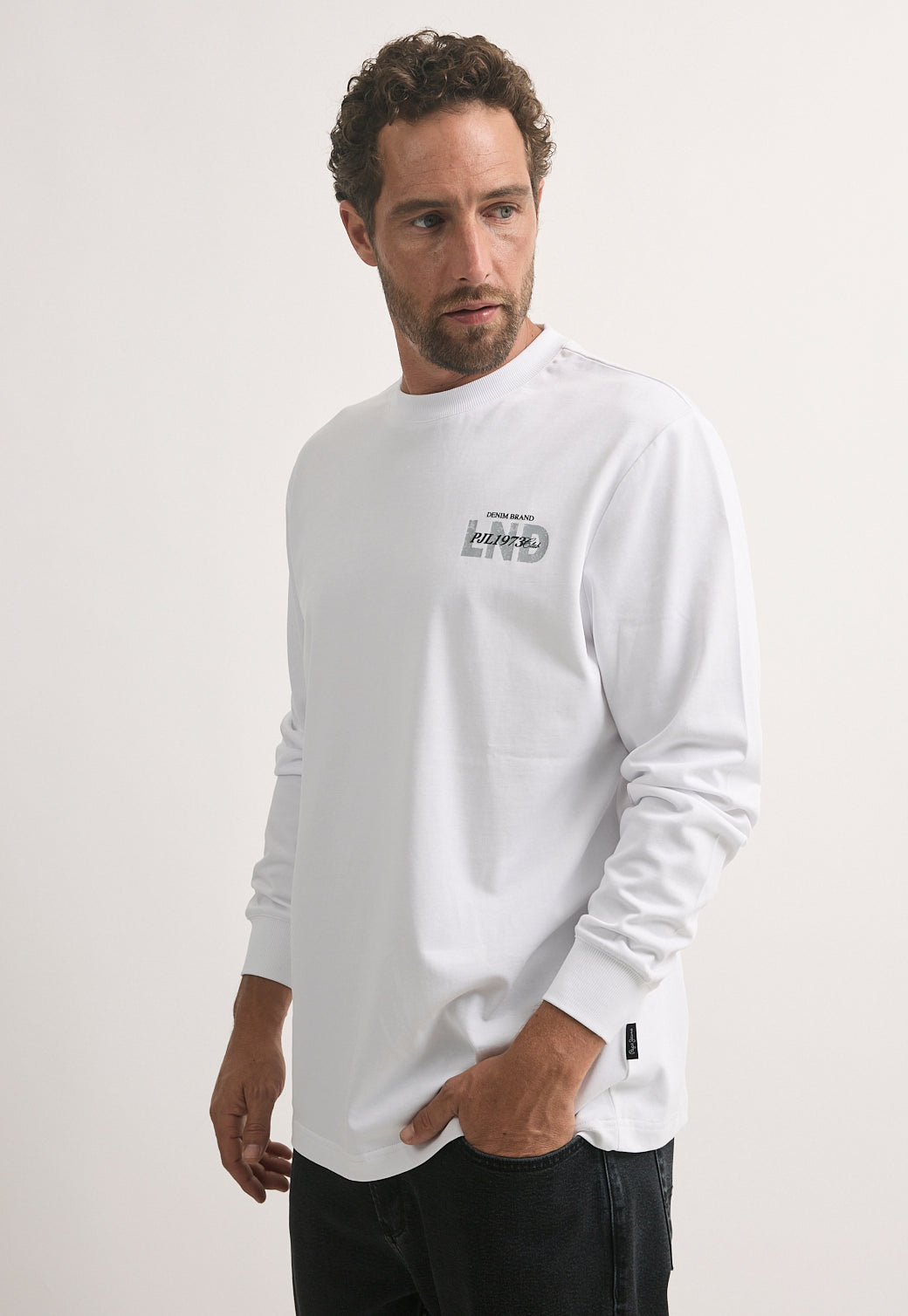 סווטשירט לגברים בצבע לבן עם הדפס לוגו