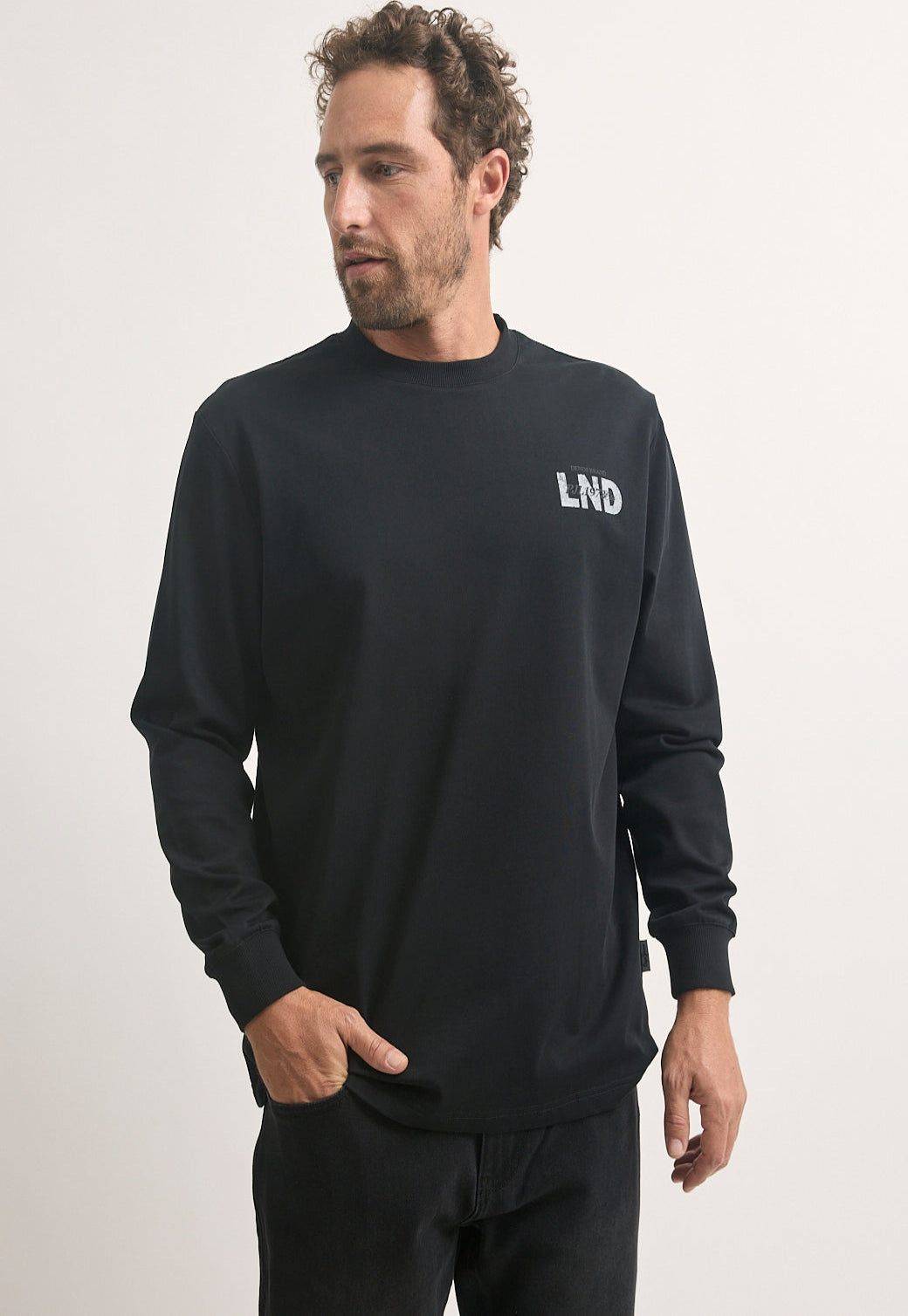 חולצה ארוכה לגברים בצבע שחור עם לוגו