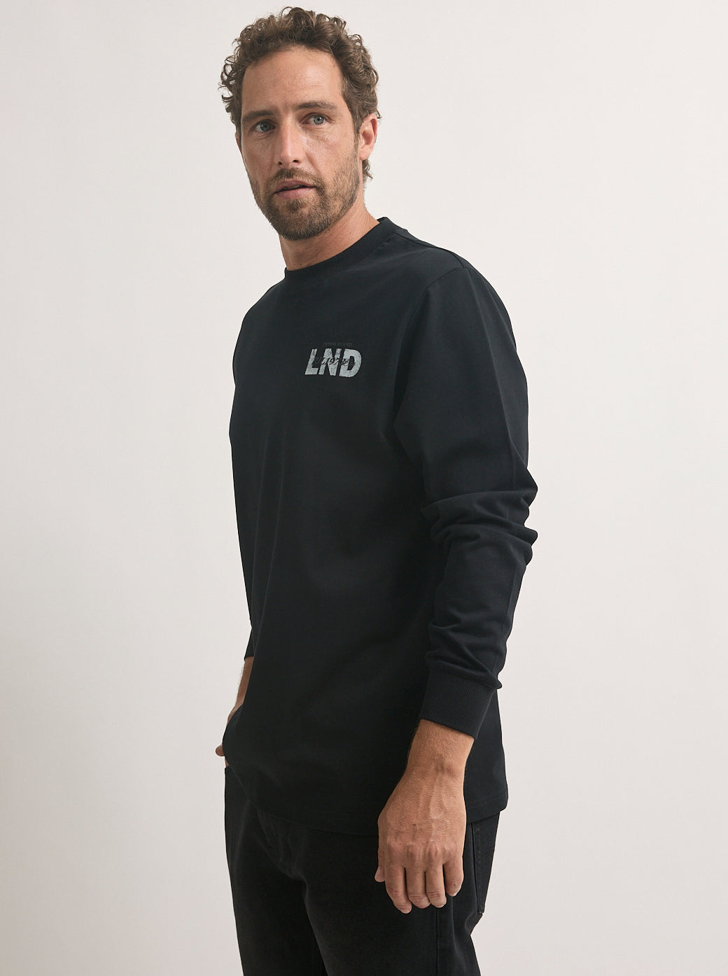 חולצה ארוכה לגברים בצבע שחור עם לוגו