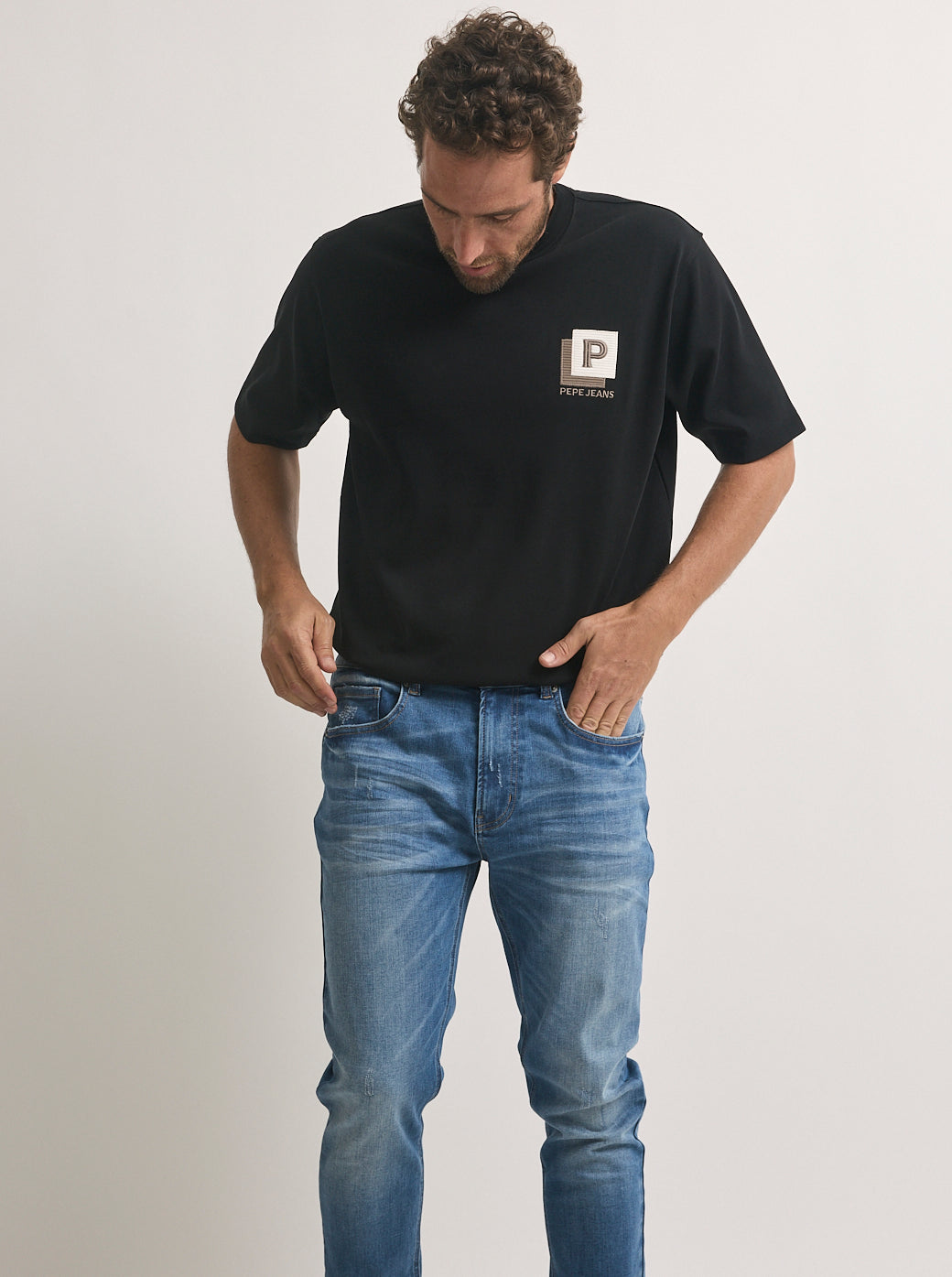 טי-שירט לגברים בצבע שחור עם לוגו P מודפס