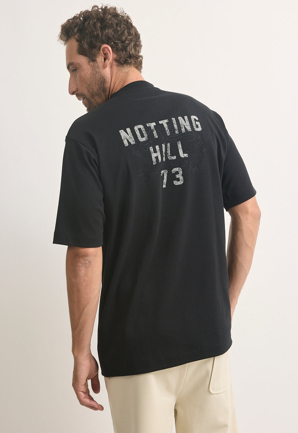 טי-שירט לגברים בצבע שחור עם הדפס גב Notting Hill