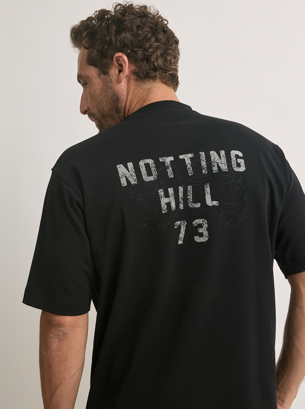 טי-שירט לגברים בצבע שחור עם הדפס גב Notting Hill