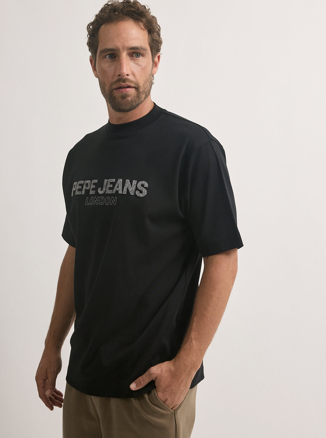 טי-שירט לגברים בצבע שחור עם לוגו PEPE JEANS