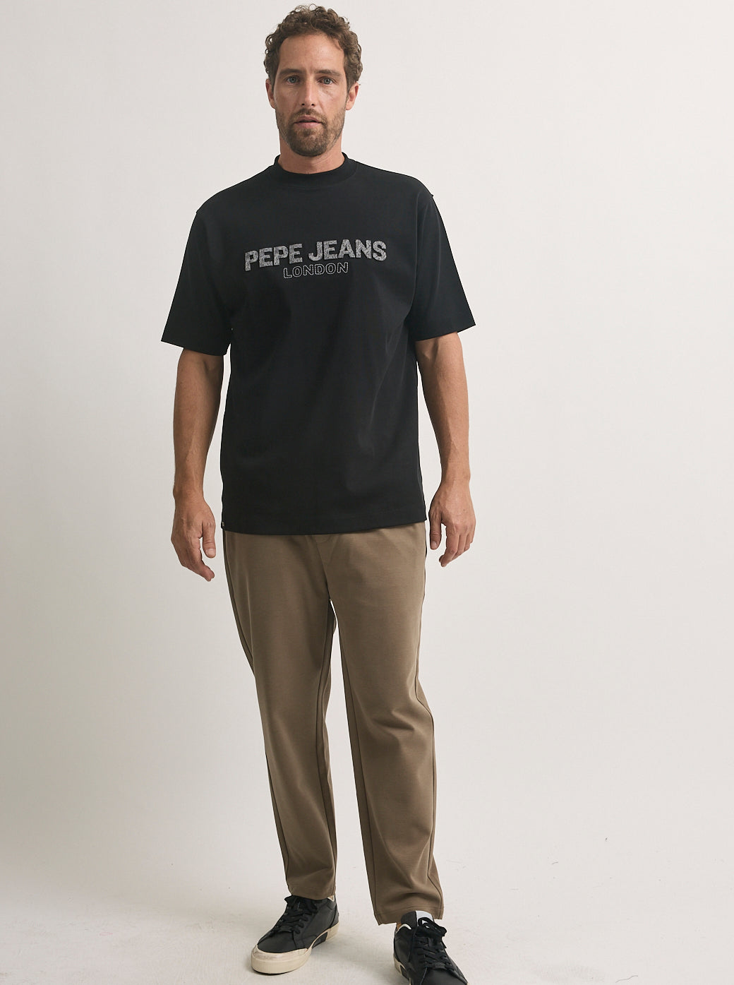 טי-שירט לגברים בצבע שחור עם לוגו PEPE JEANS